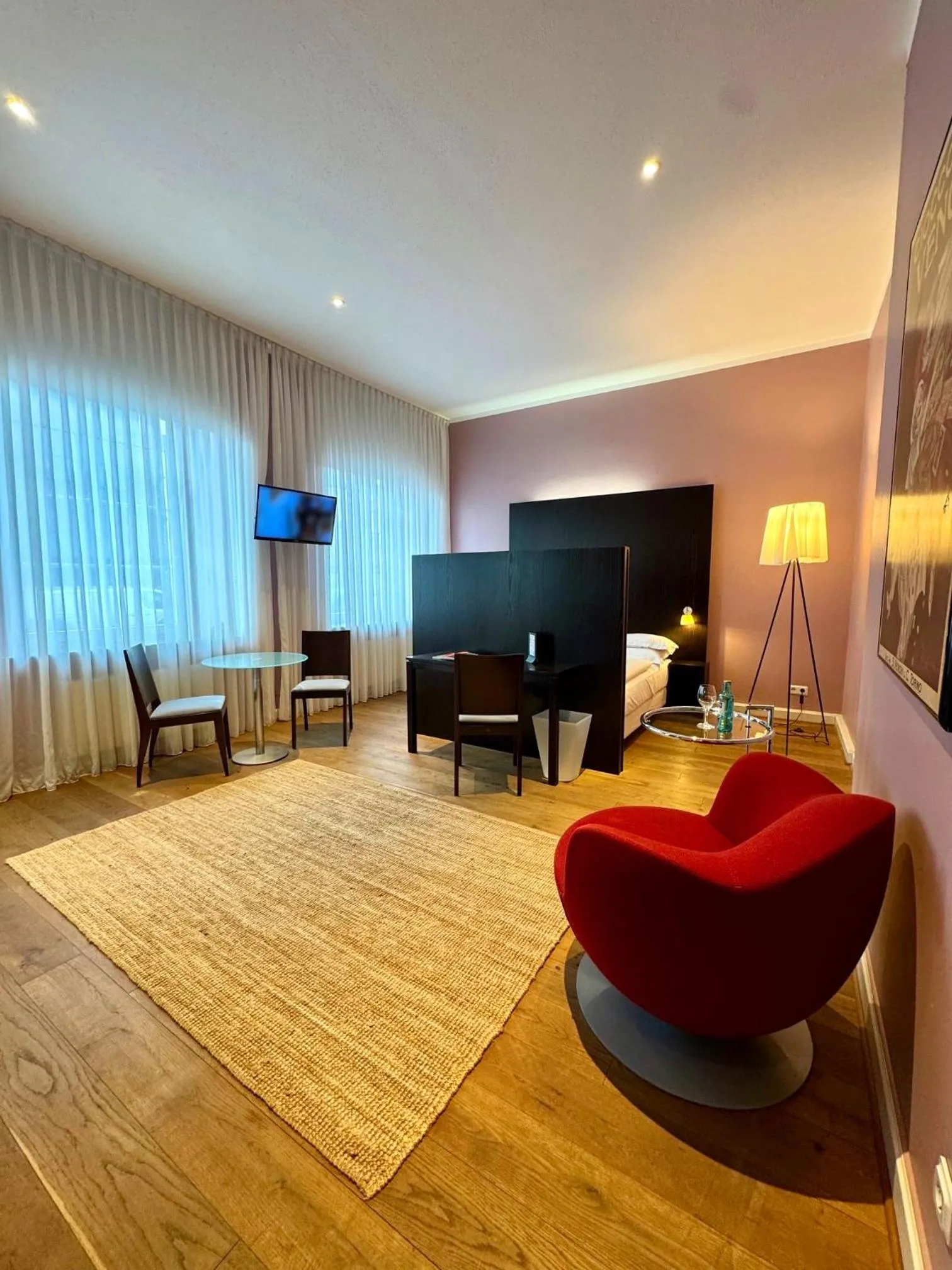 Photo of the whole room in The New Yorker Hotel Köln-Messe