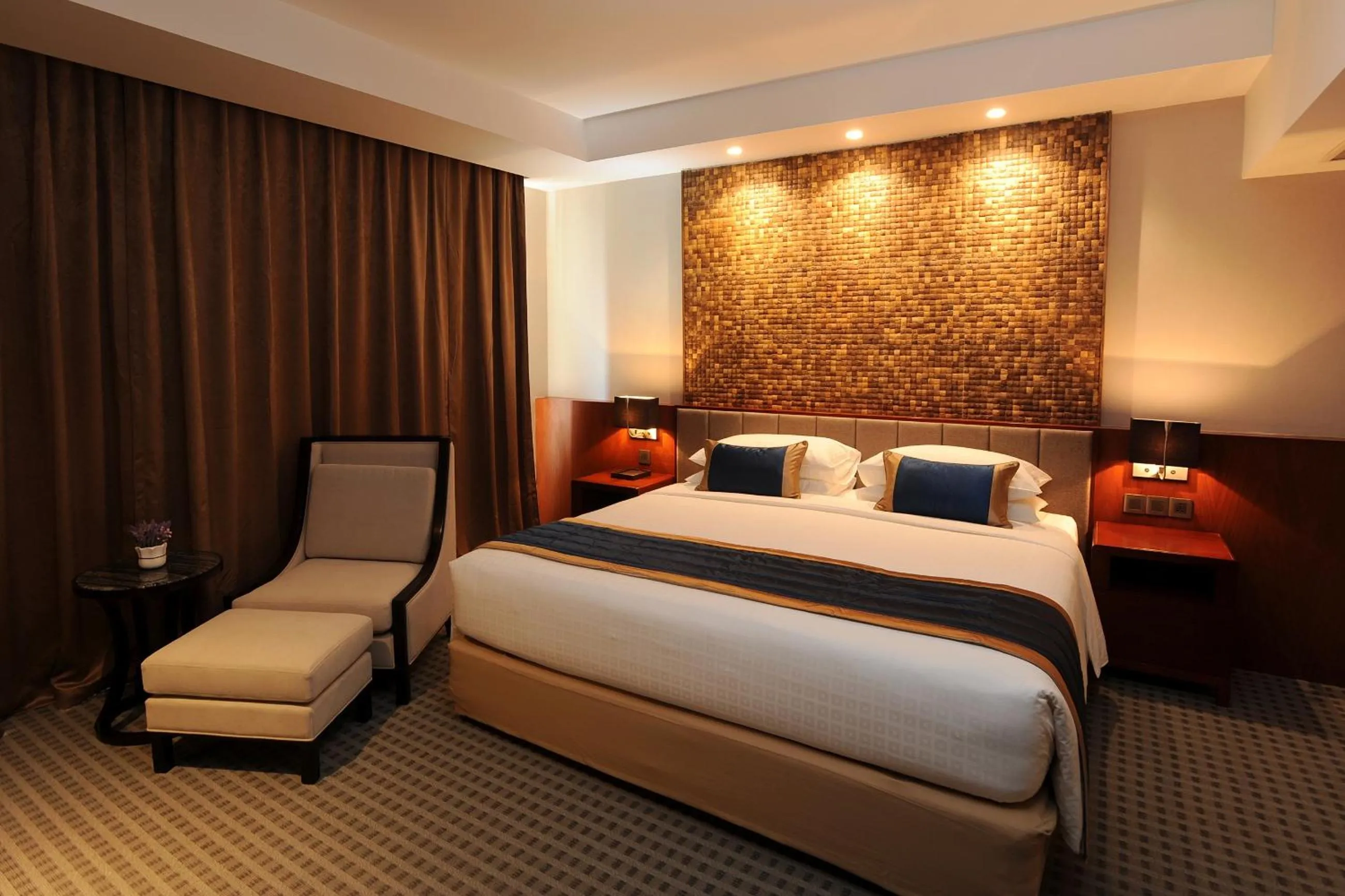 Bed in Yangon Thanlwin Hotel