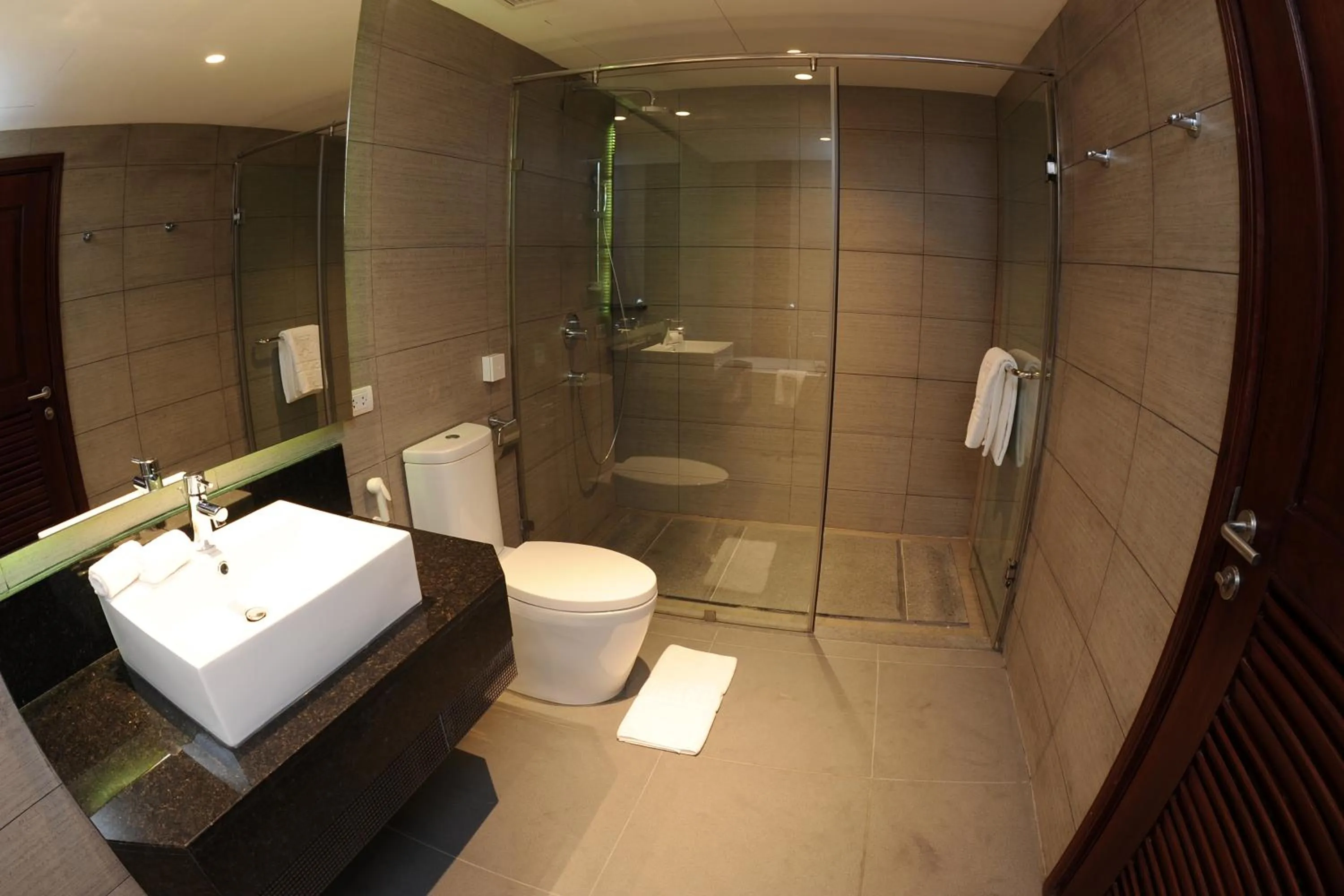 Bathroom in Yangon Thanlwin Hotel