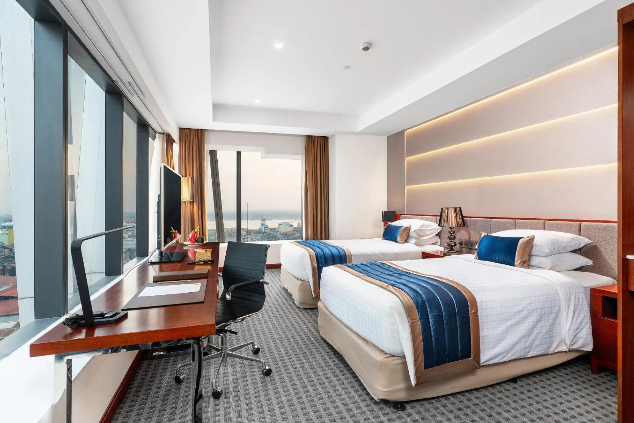 Photo of the whole room, Bed in Yangon Thanlwin Hotel