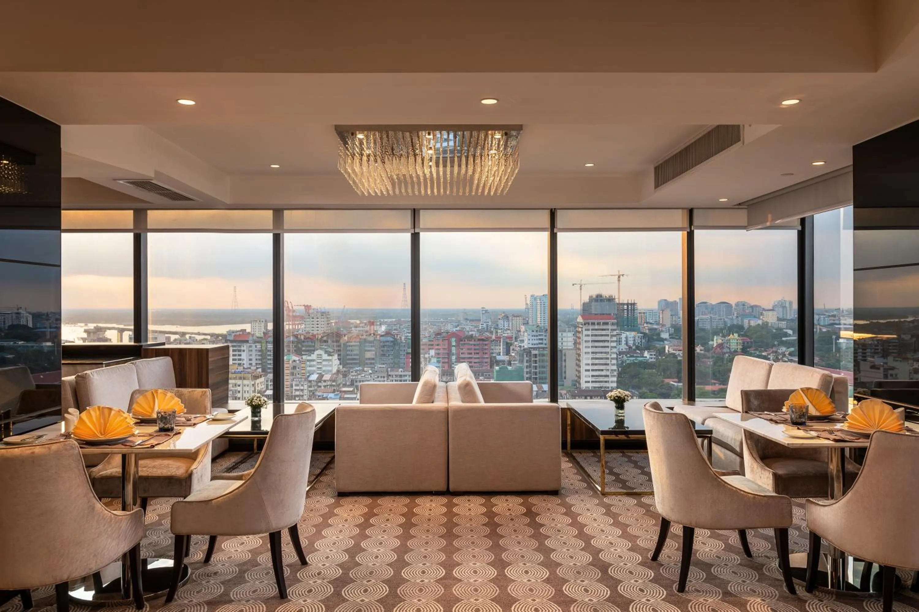 Lounge or bar in Yangon Thanlwin Hotel