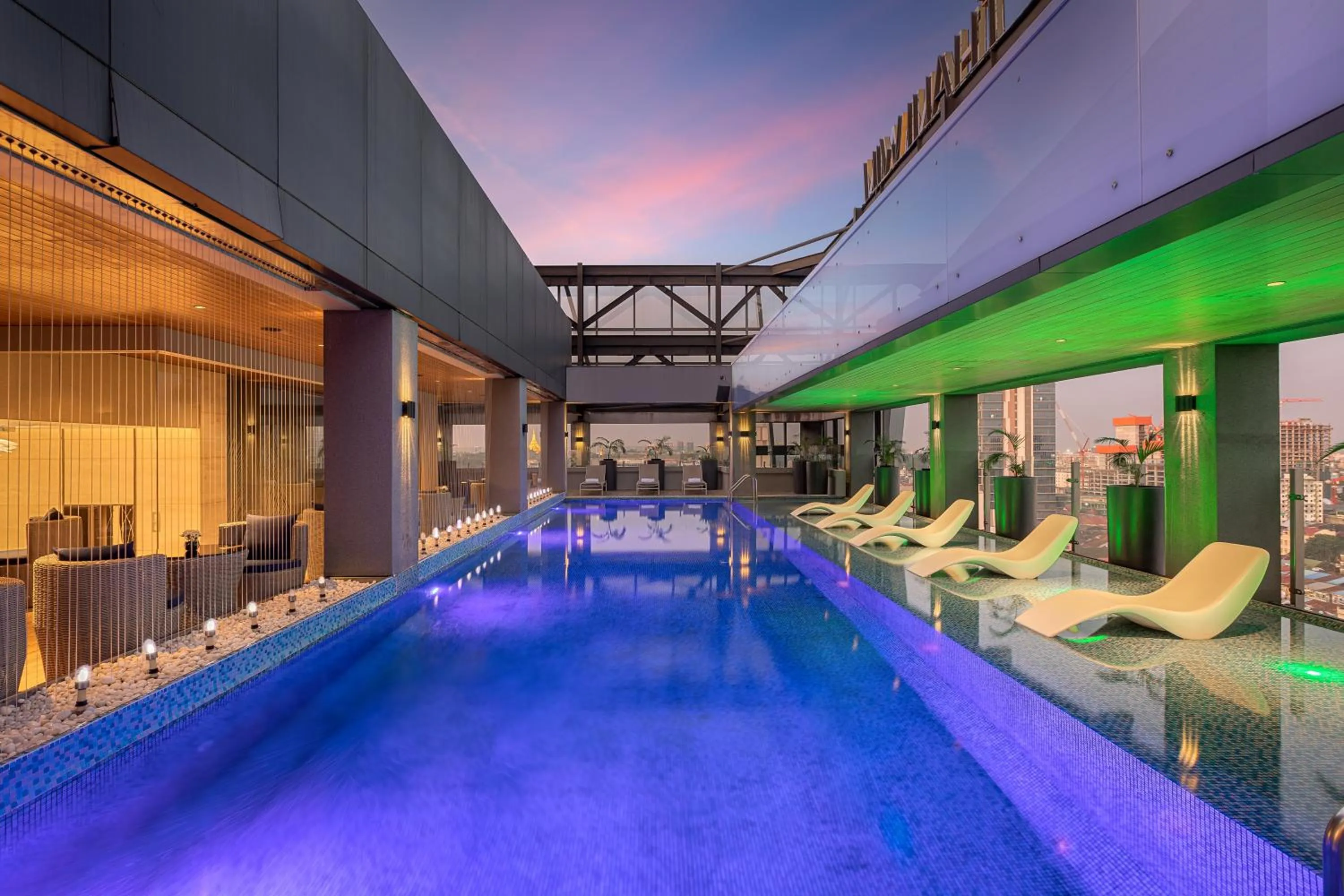 Swimming pool in Yangon Thanlwin Hotel