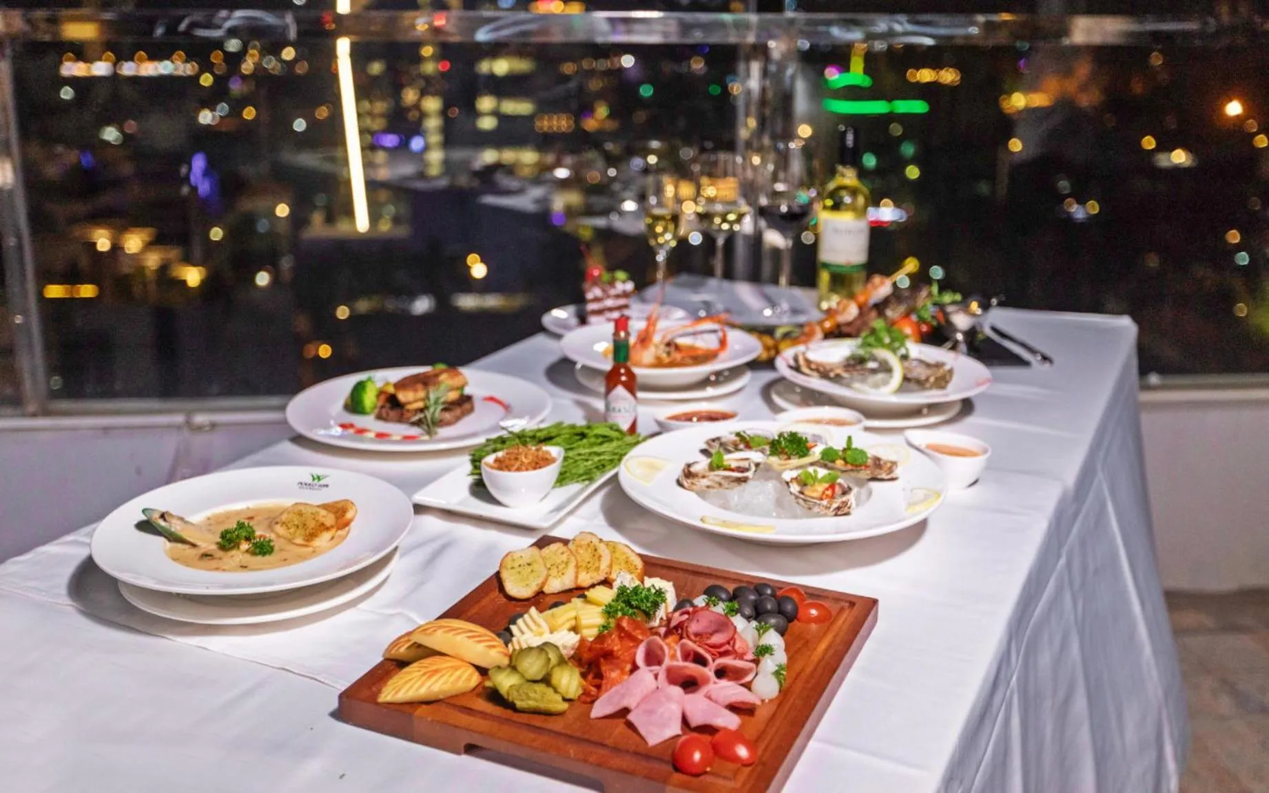 Lounge or bar in Poulo Wai Hotel, Trademark Collection by Wyndham