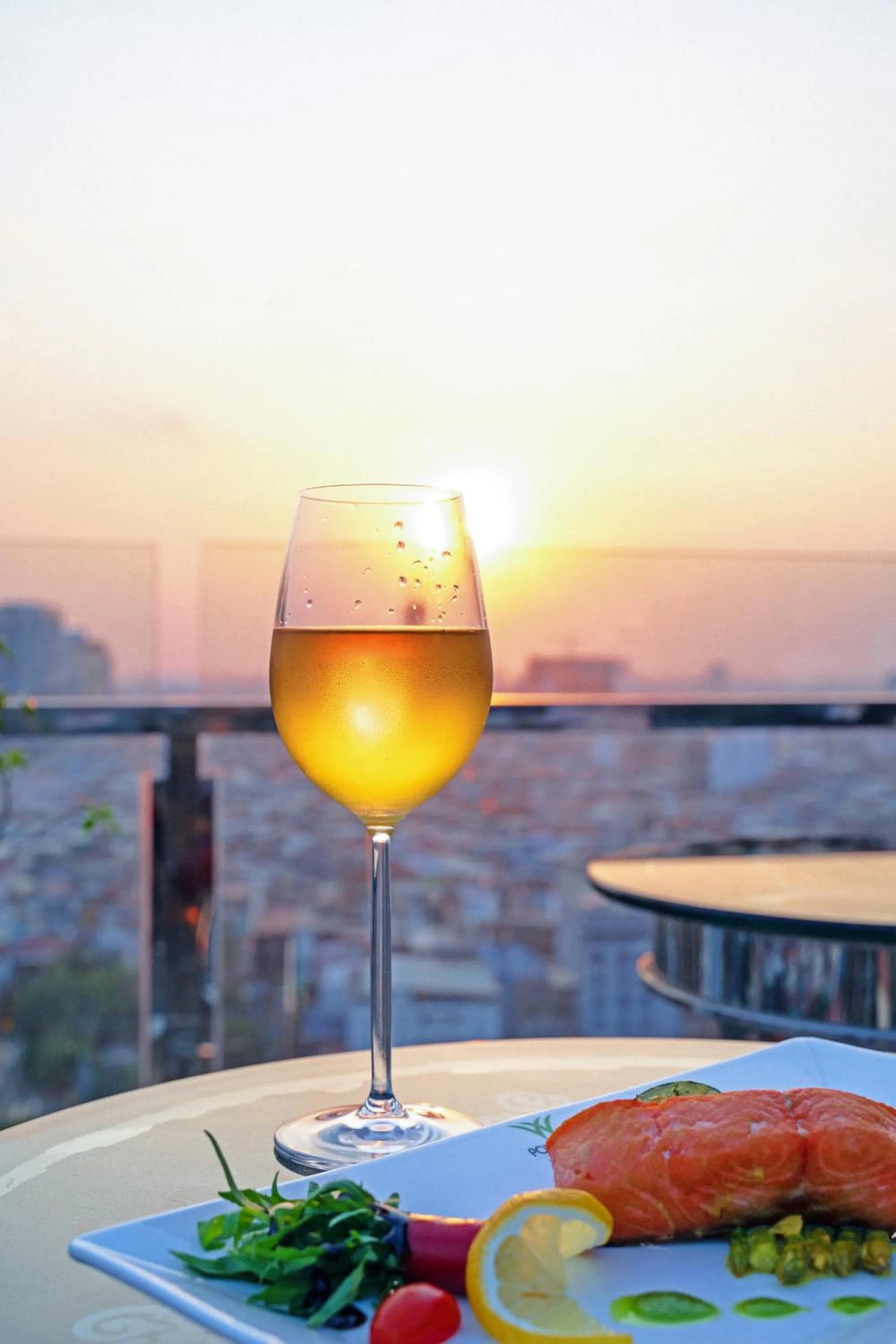 Lounge or bar in Poulo Wai Hotel, Trademark Collection by Wyndham