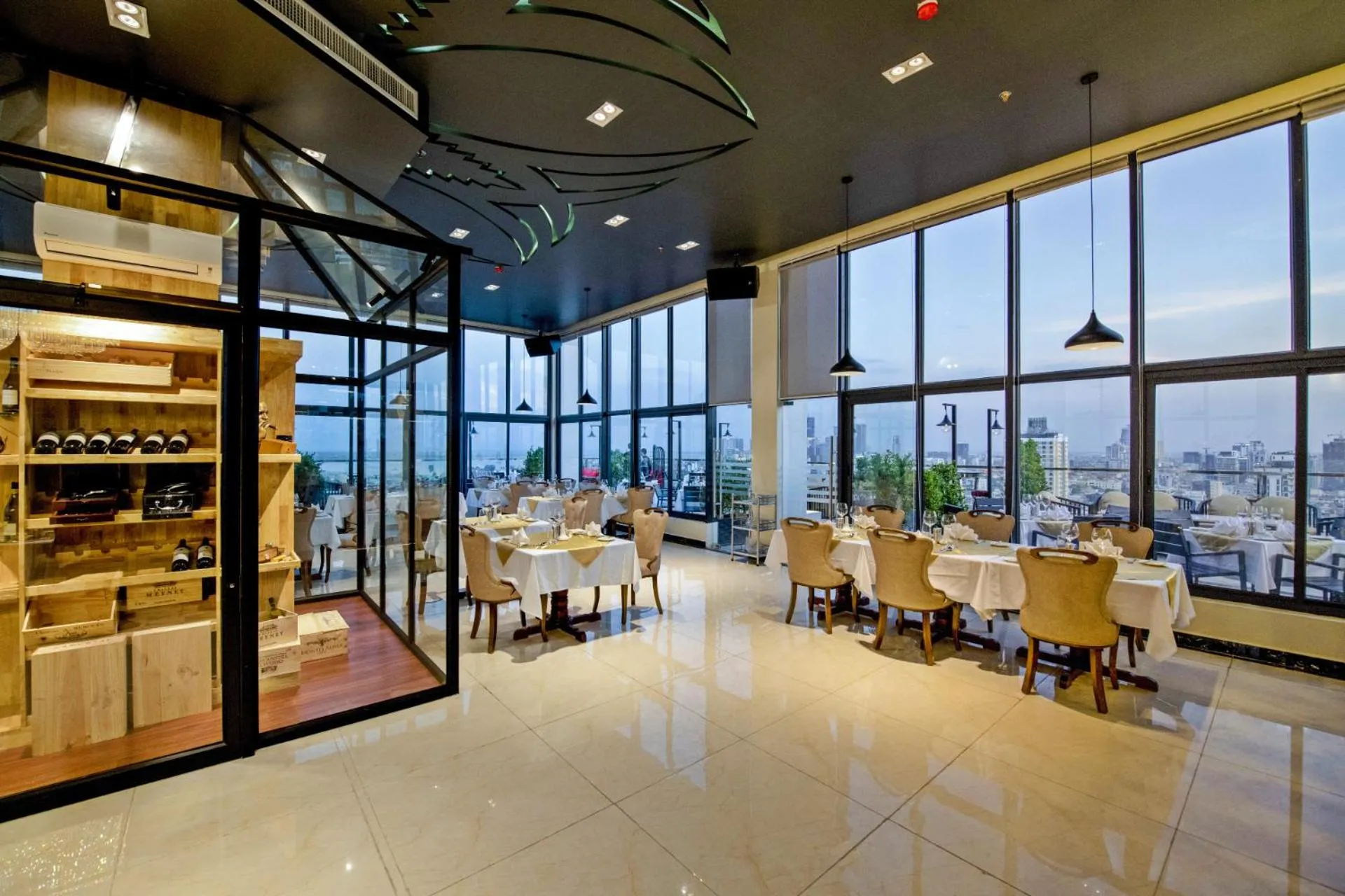 Restaurant/places to eat in Poulo Wai Hotel, Trademark Collection by Wyndham