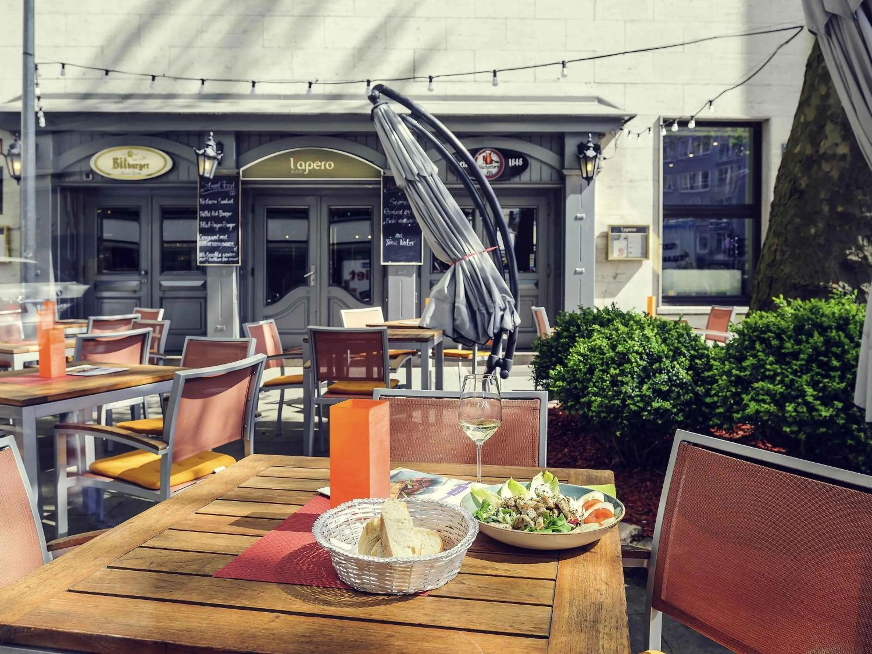 Lounge or bar in Mercure Hotel Düsseldorf City Center