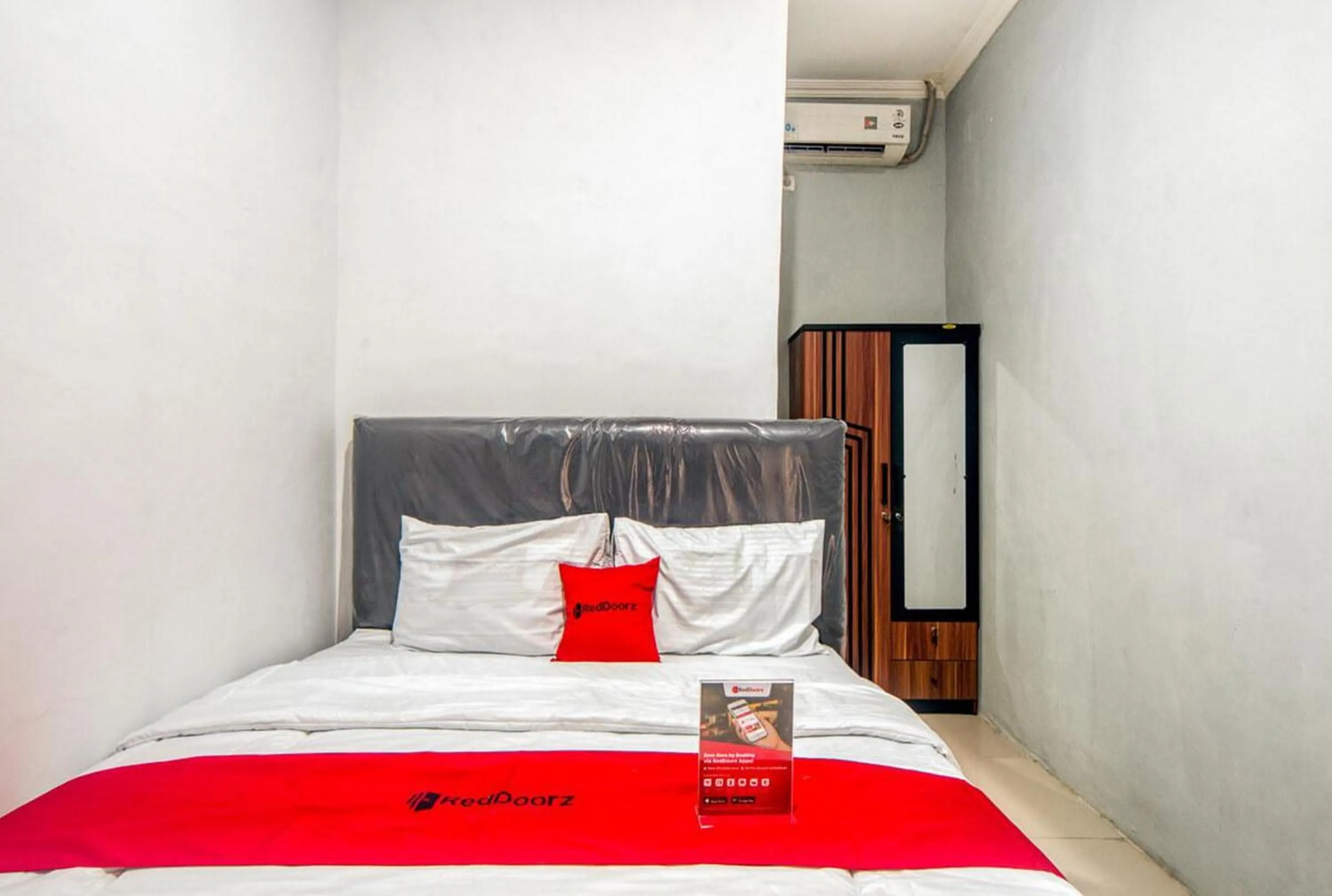 Bathroom, Bed in RedDoorz near Graha Cijantung Mall