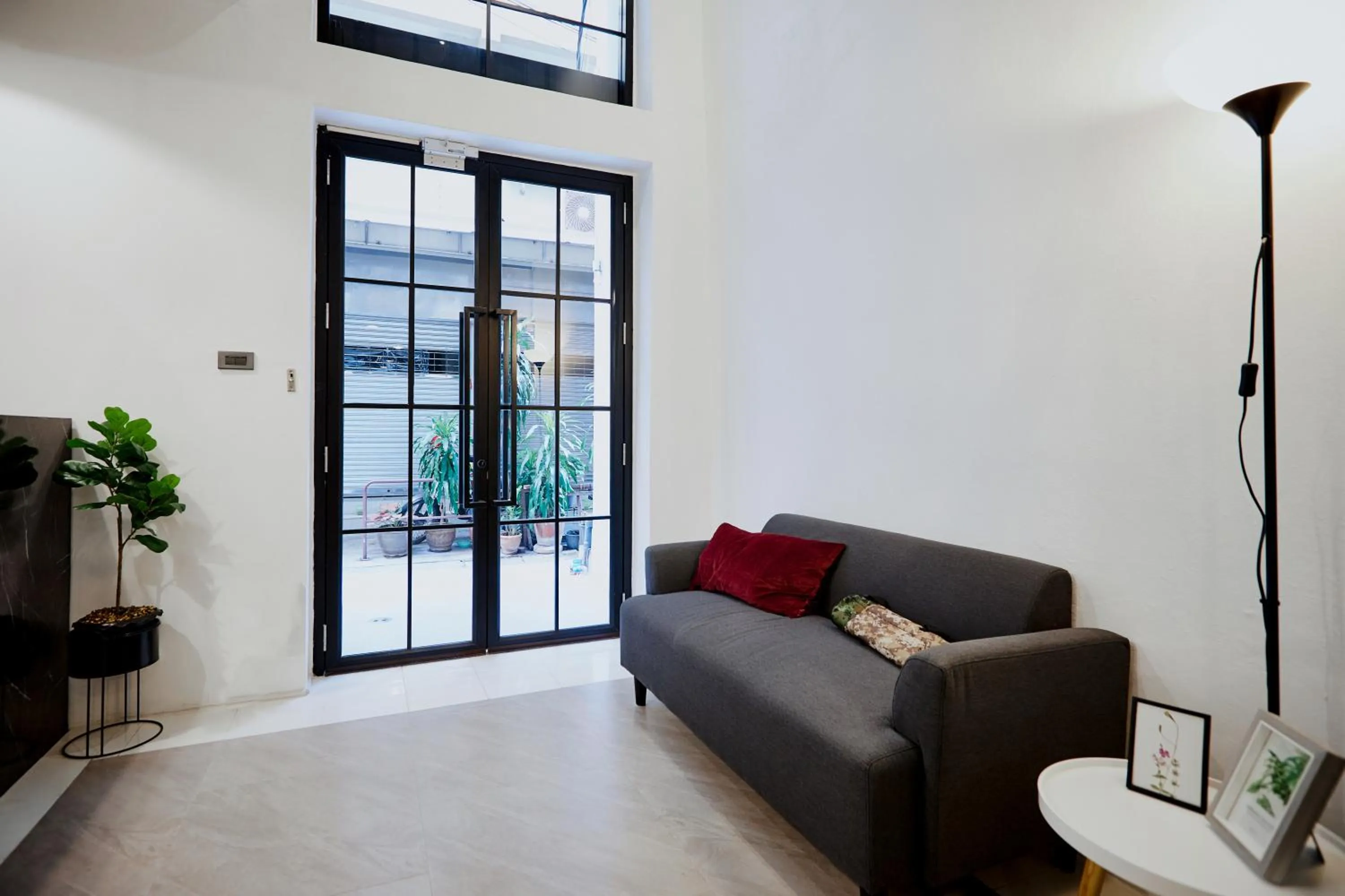 Communal lounge/ TV room in Livinn91 Hotel