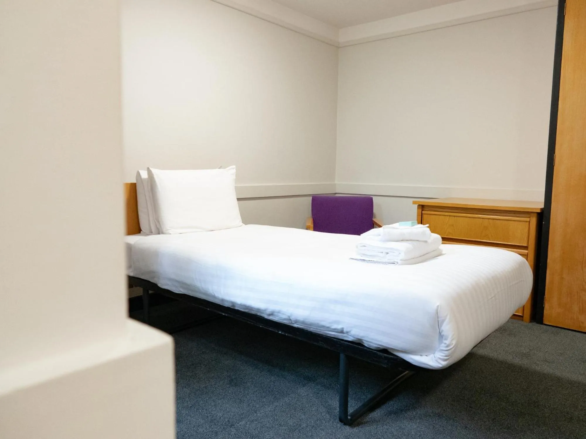 Bedroom, Bed in Wadham College