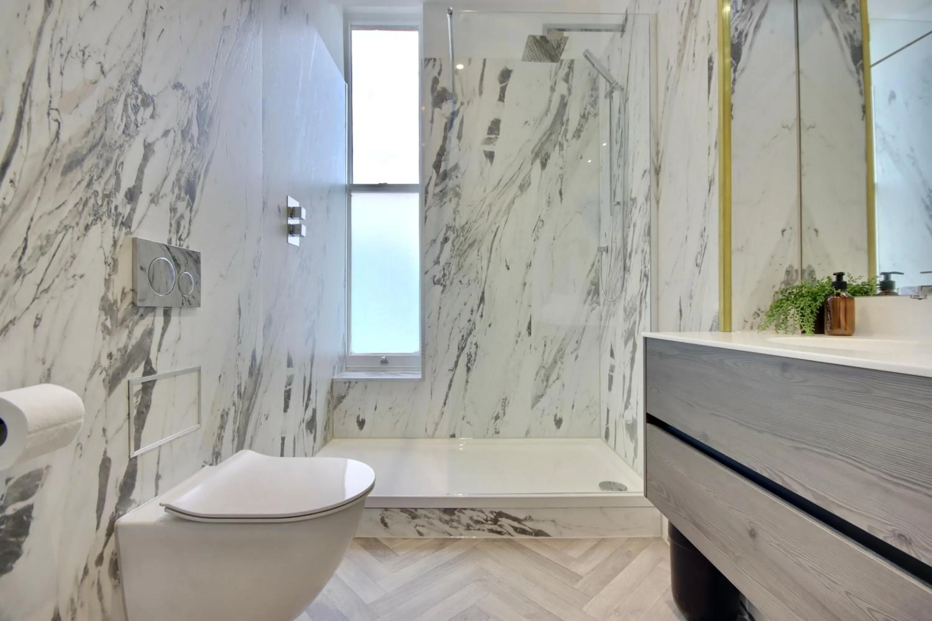 Shower in Orange Grove Hotel & Gardens