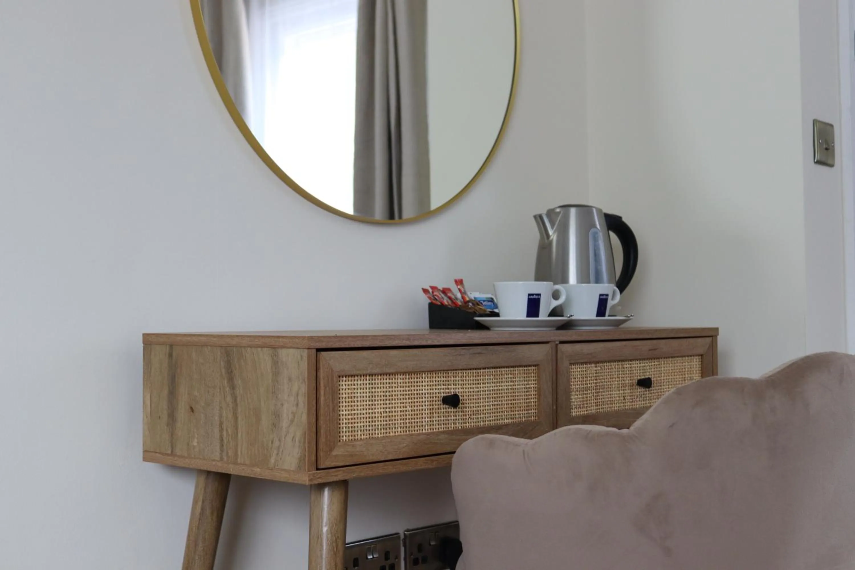 Coffee/tea facilities in Orange Grove Hotel & Gardens