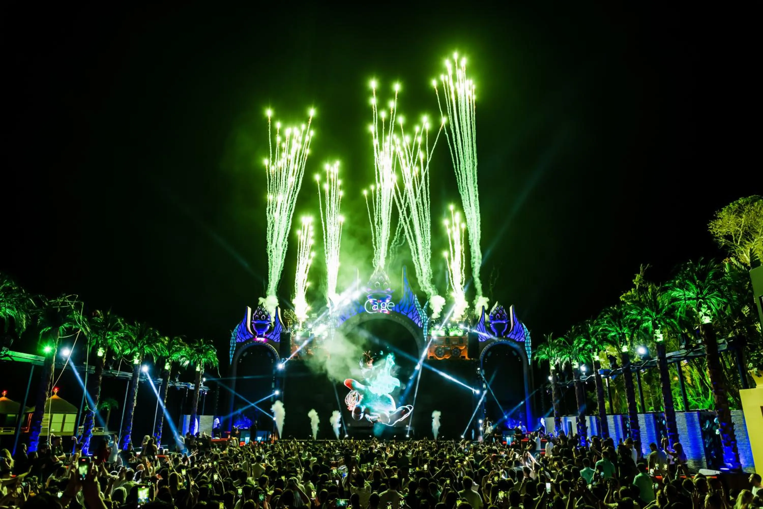 Nightclub / DJ in Cratos Premium Hotel Casino & SPA