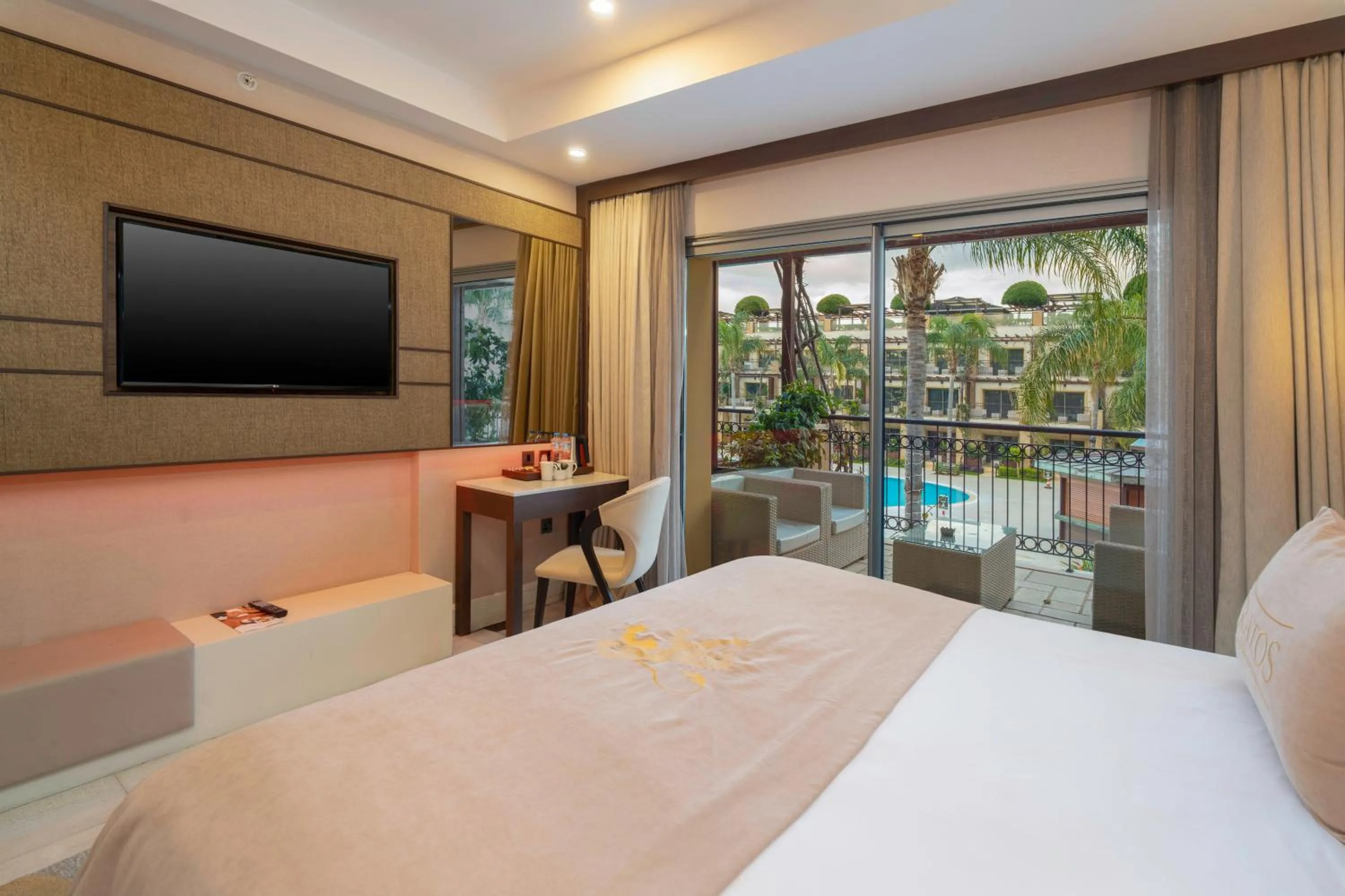 TV and multimedia, Bed in Cratos Premium Hotel Casino & SPA