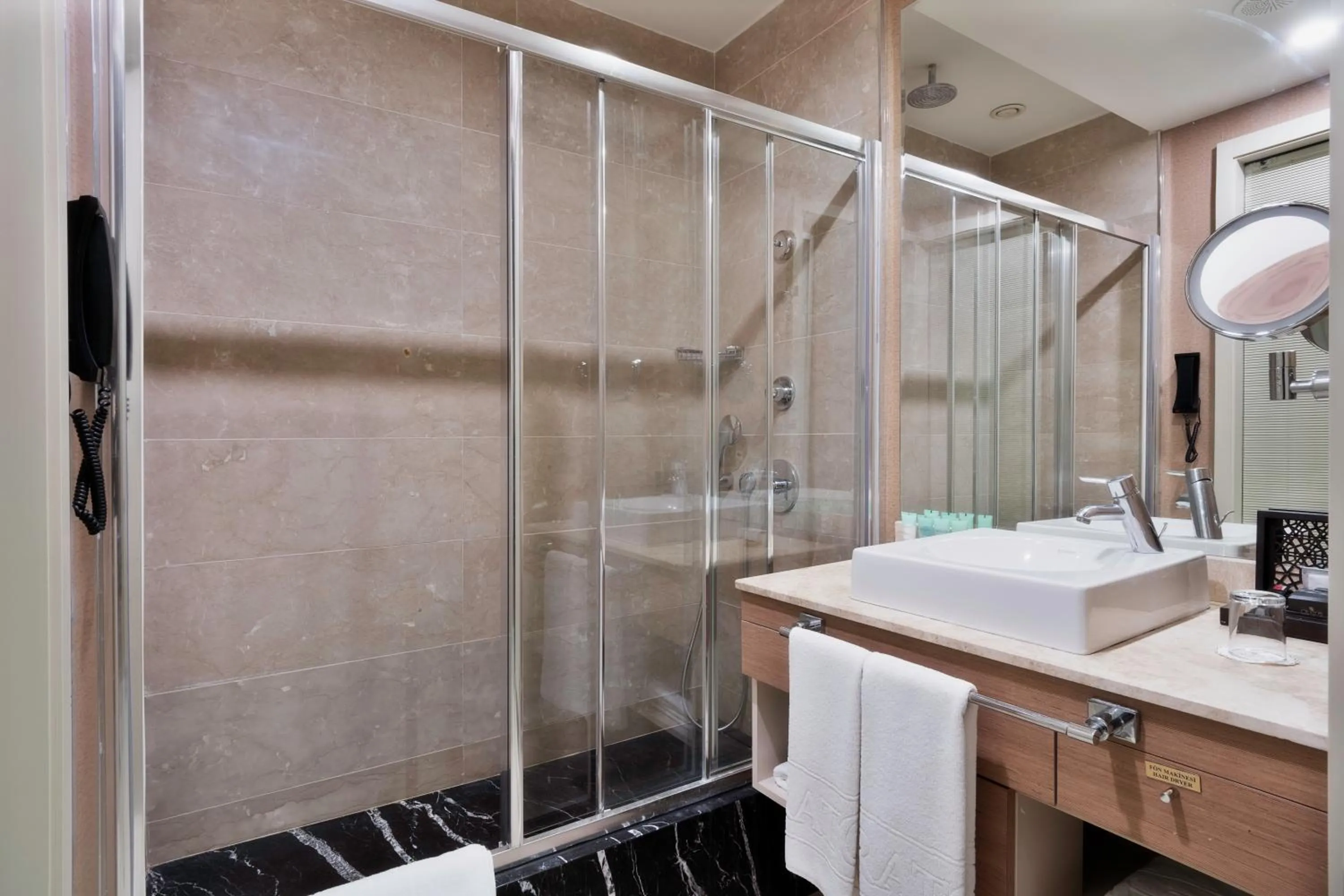 Shower in Cratos Premium Hotel Casino & SPA