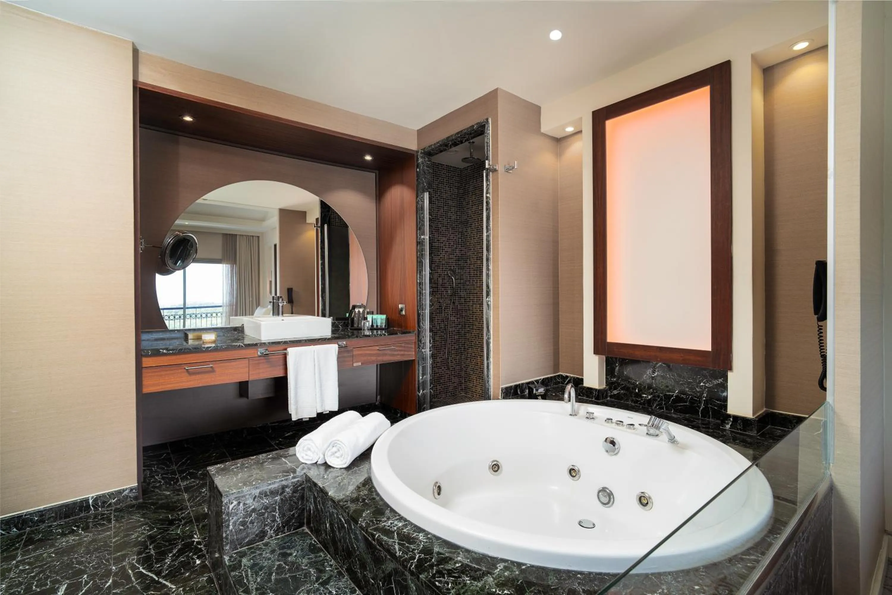 Hot Tub in Cratos Premium Hotel Casino & SPA