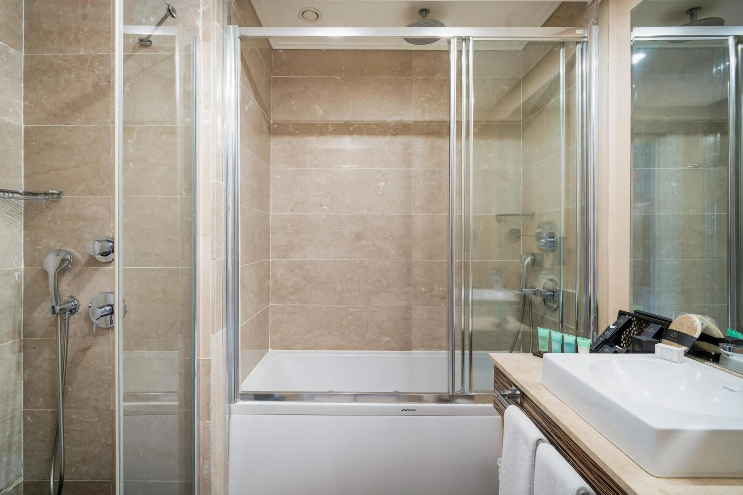 Shower in Cratos Premium Hotel Casino & SPA