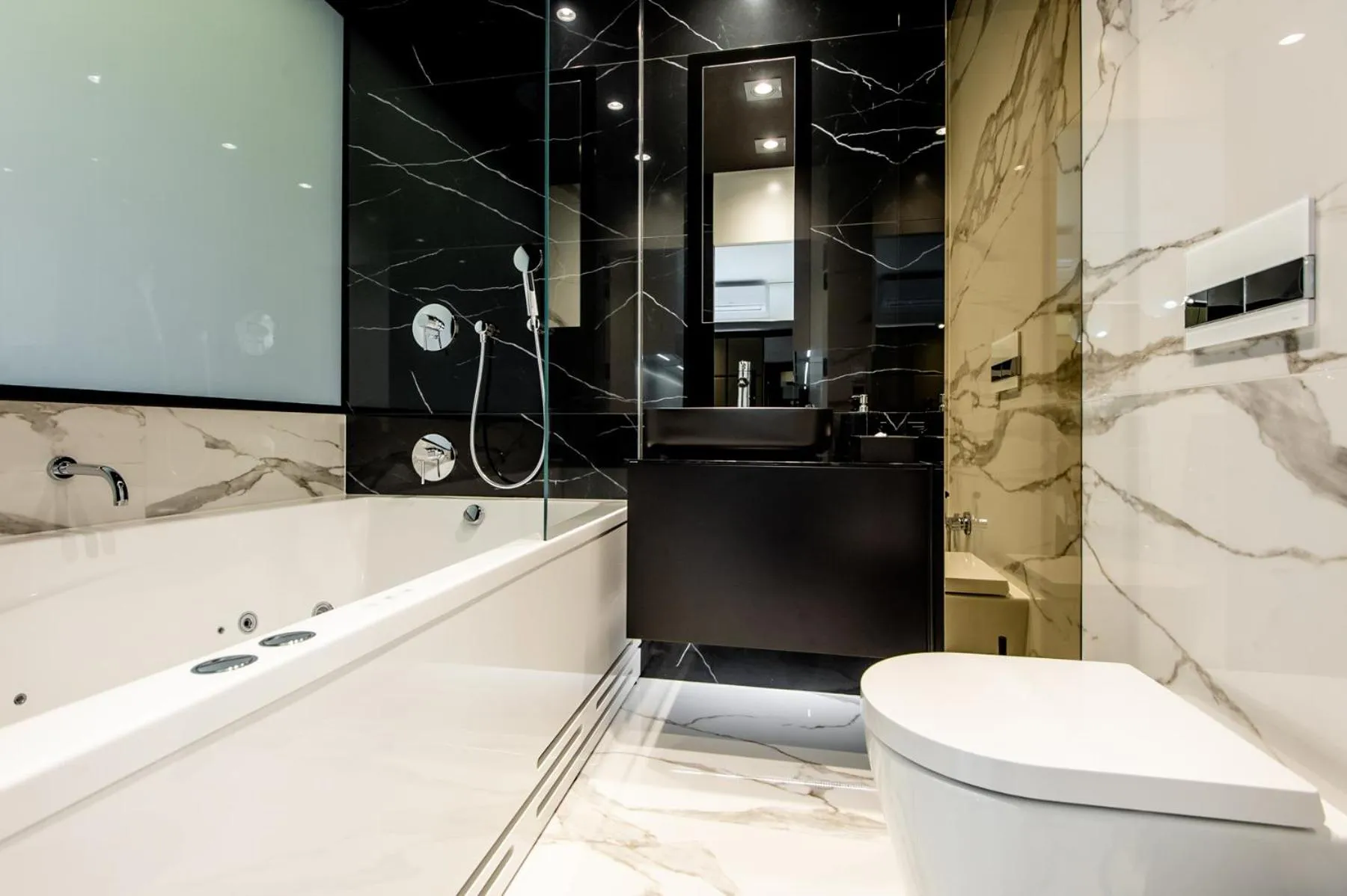 Super Apartment with Hot Tub