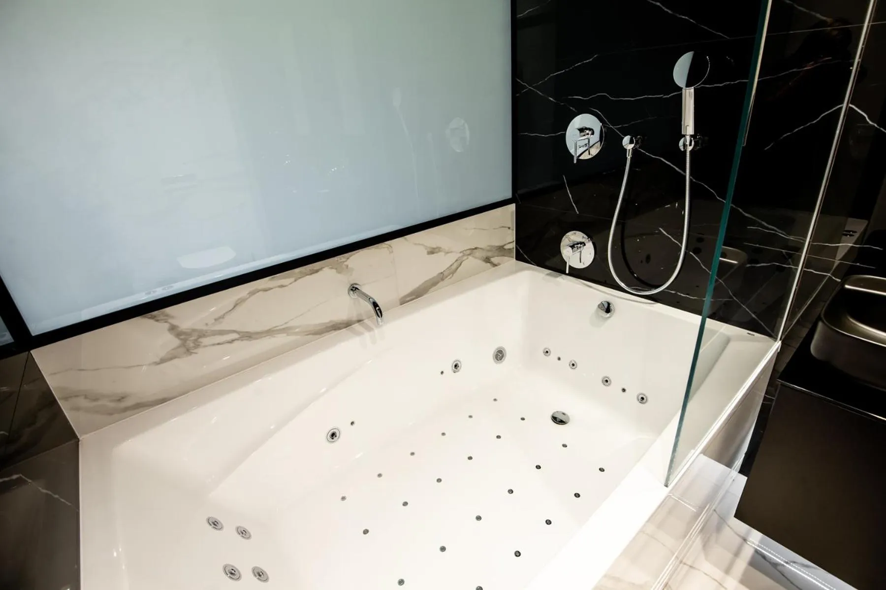 Super Apartment with Hot Tub