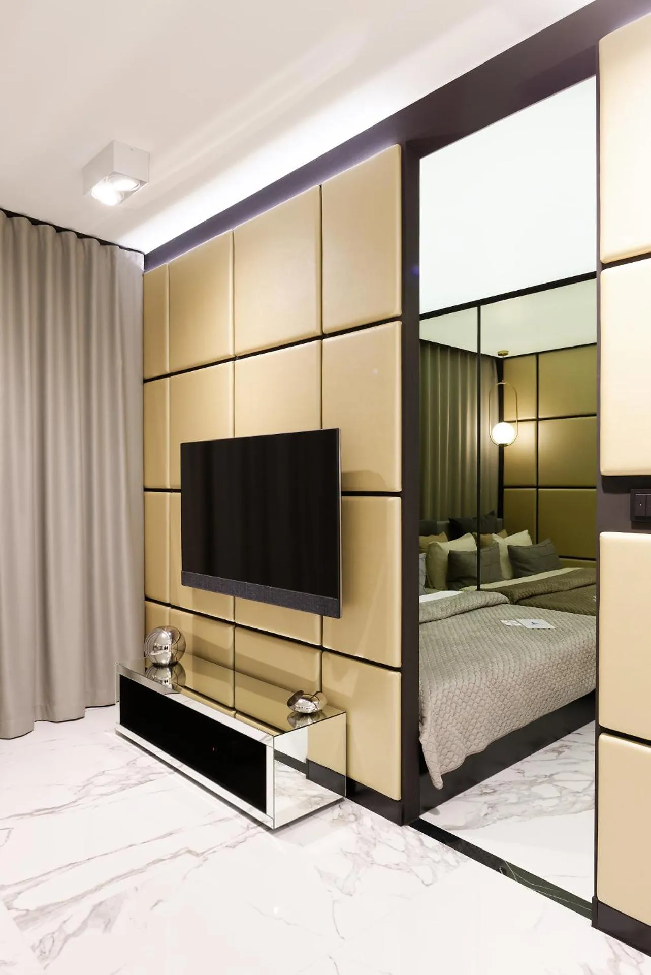 TV and multimedia, Bed in Super Apartment with Hot Tub