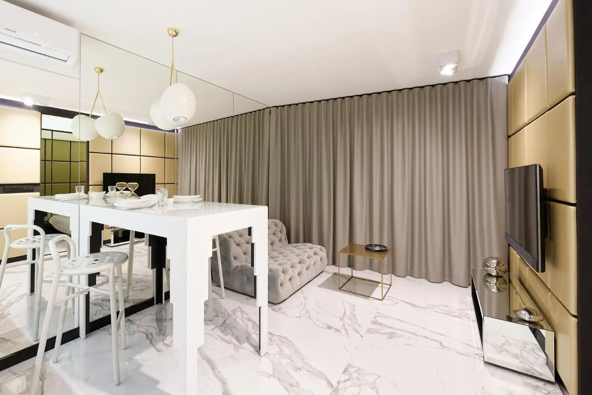 TV and multimedia in Super Apartment with Hot Tub