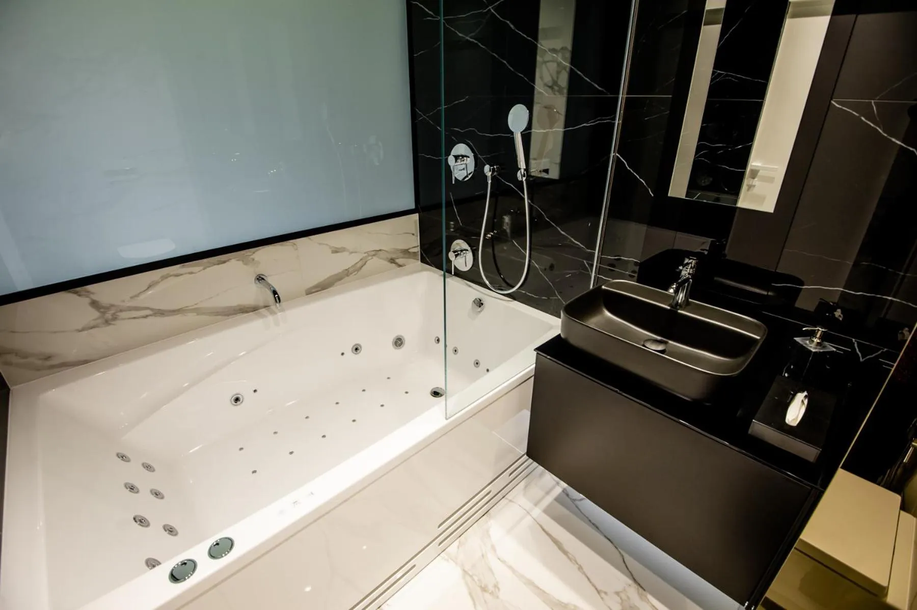 Shower in Super Apartment with Hot Tub