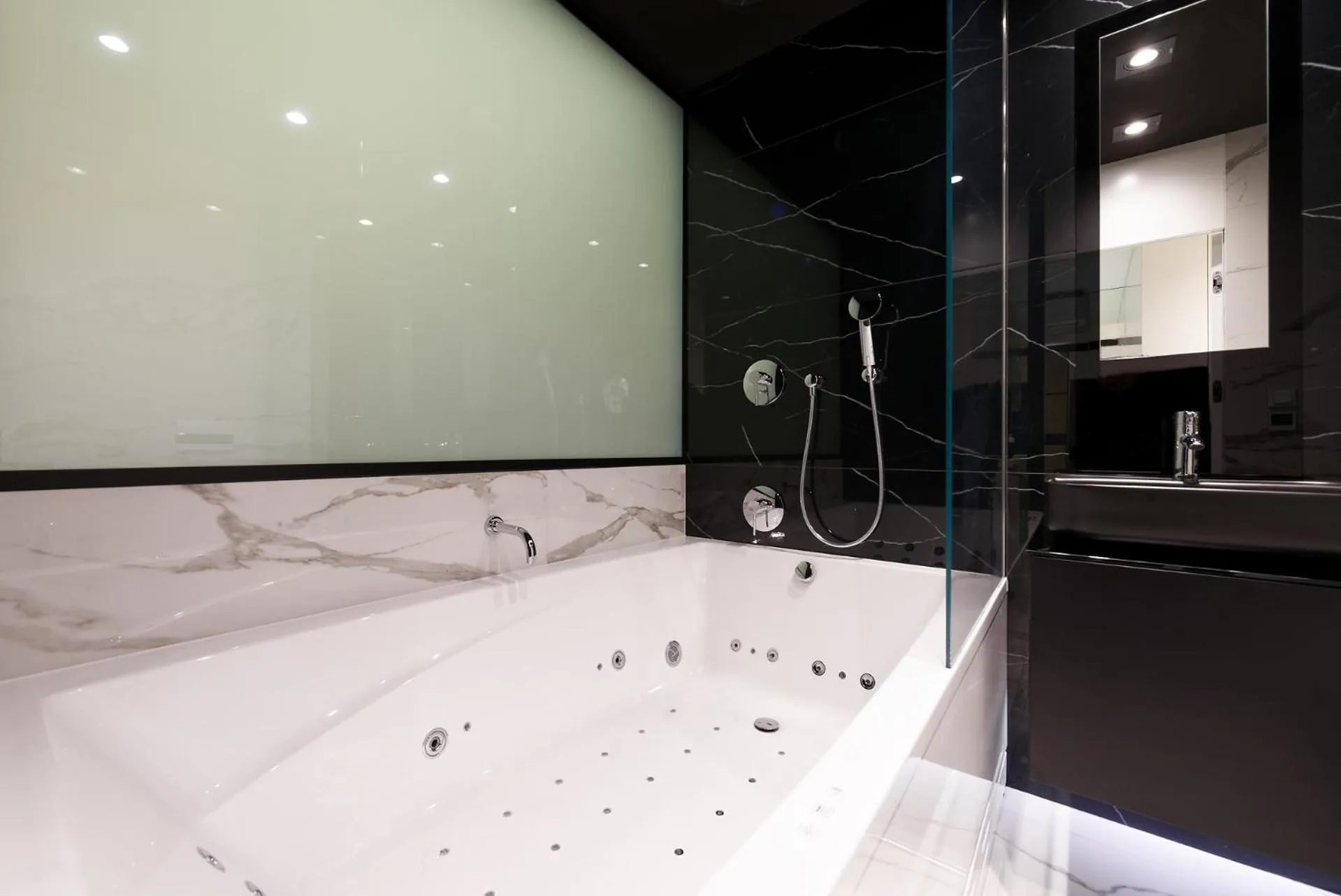 Shower in Super Apartment with Hot Tub