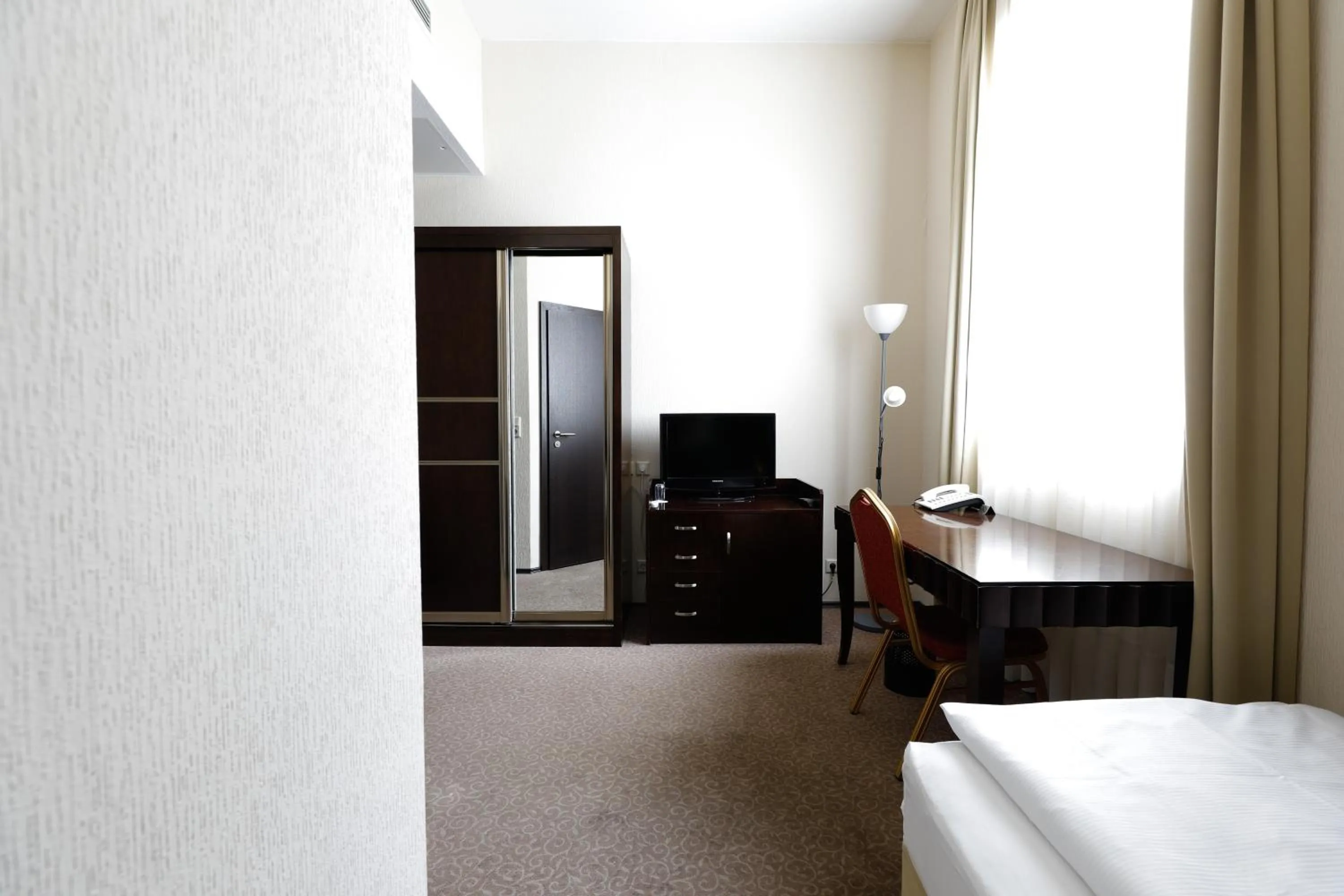 Photo of the whole room, Bed in Grand Palace Hotel Hannover