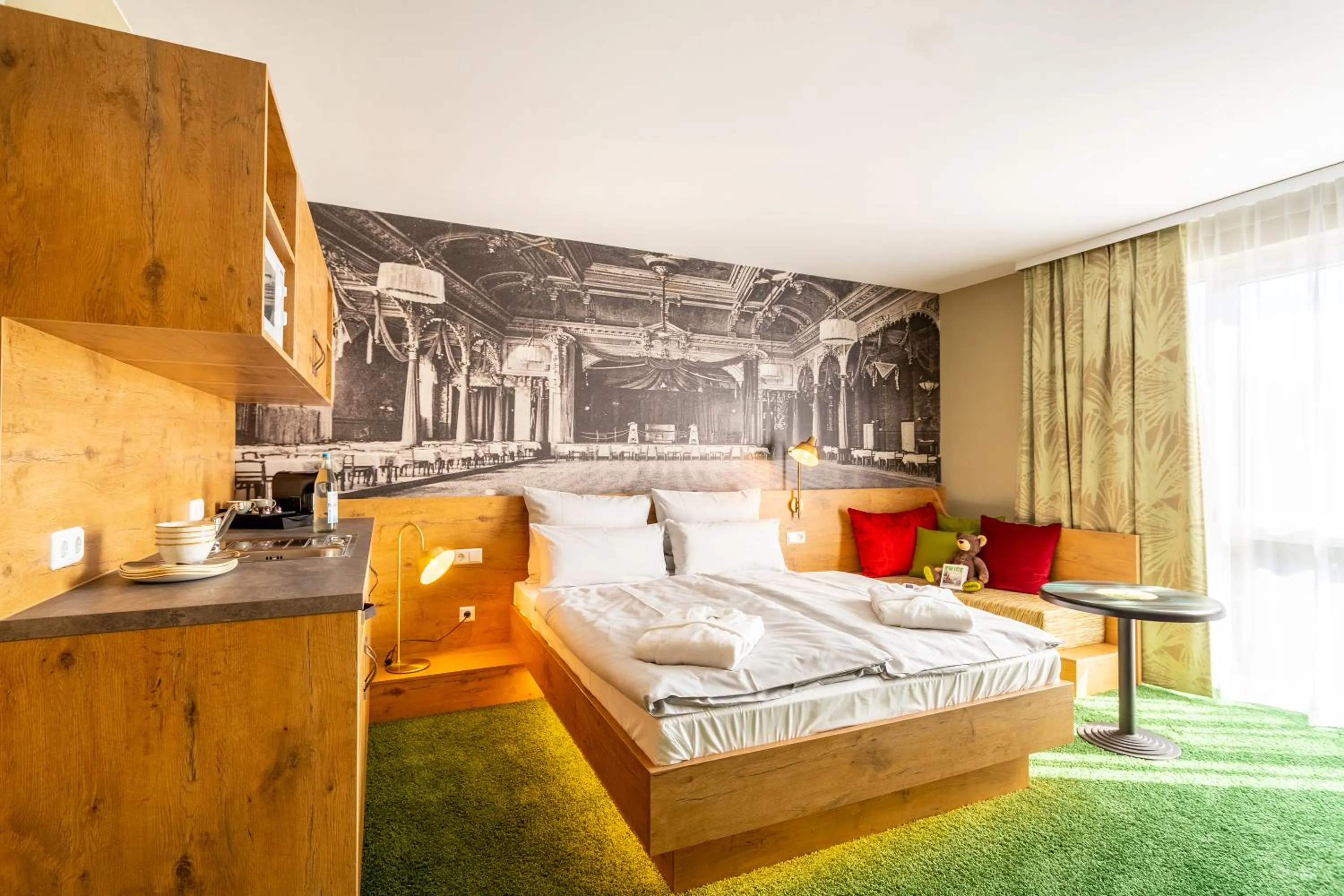 Kitchen or kitchenette, Bed in mightyTwice Hotel Dresden