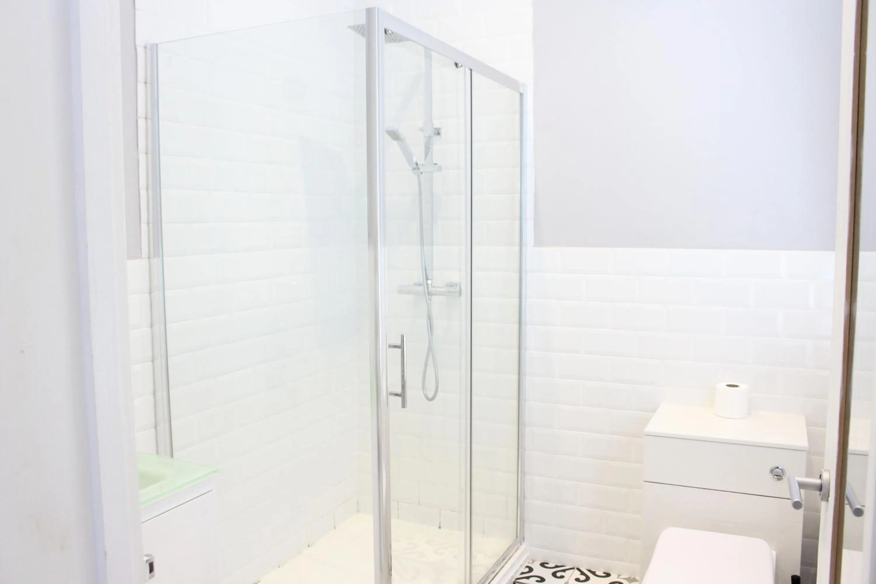 Shower in Guestling Hall Hotel