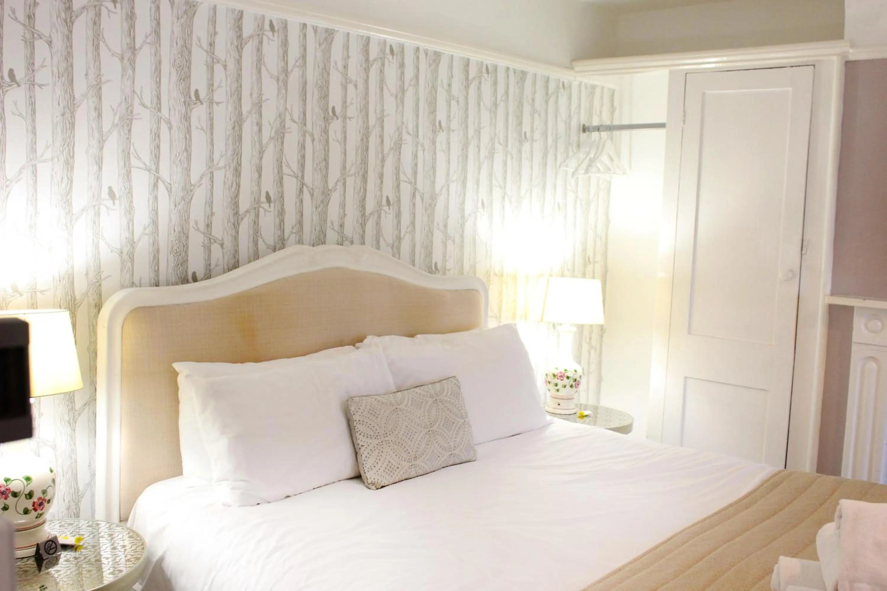 Bed in Guestling Hall Hotel