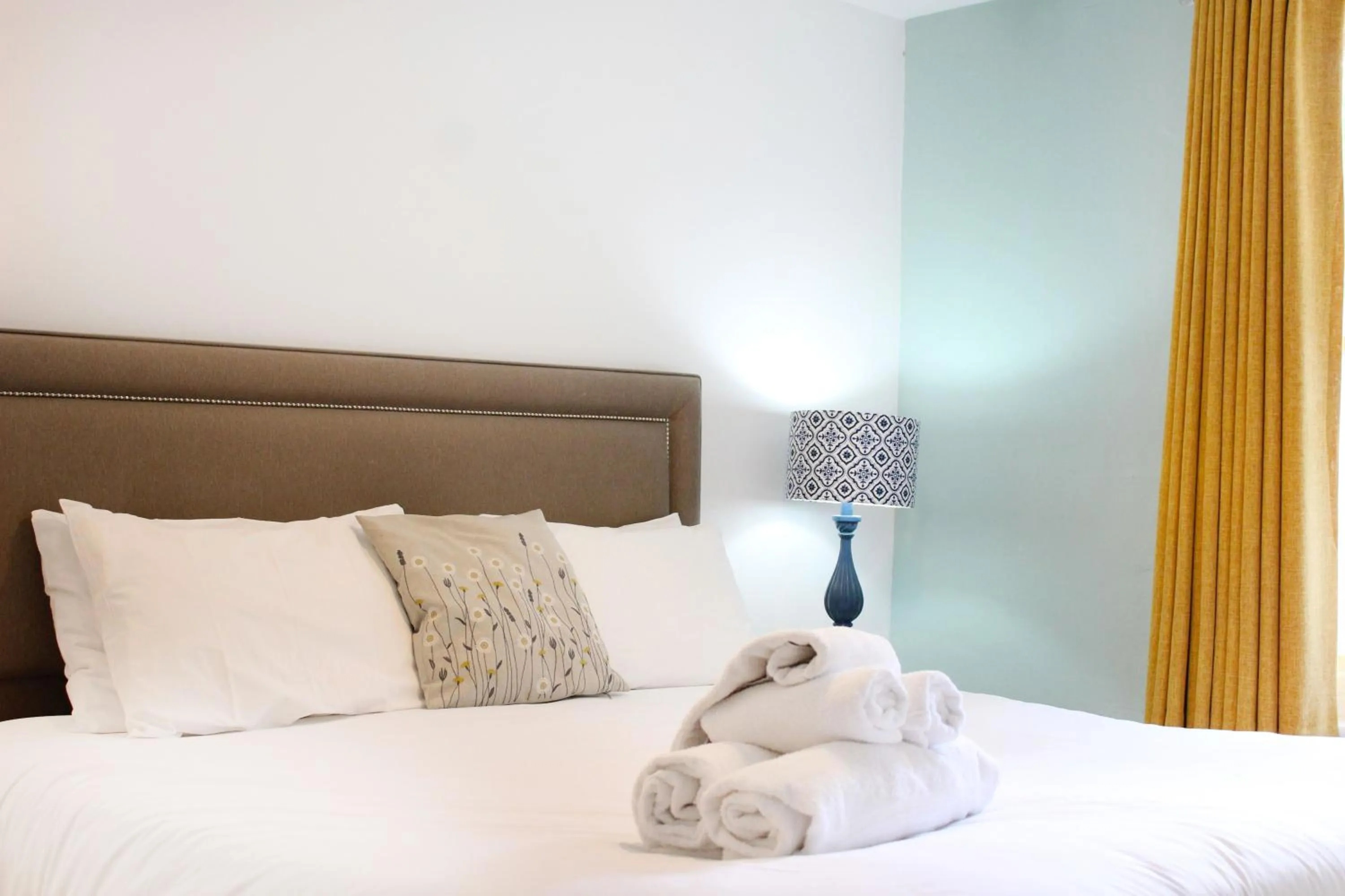 Bed in Guestling Hall Hotel