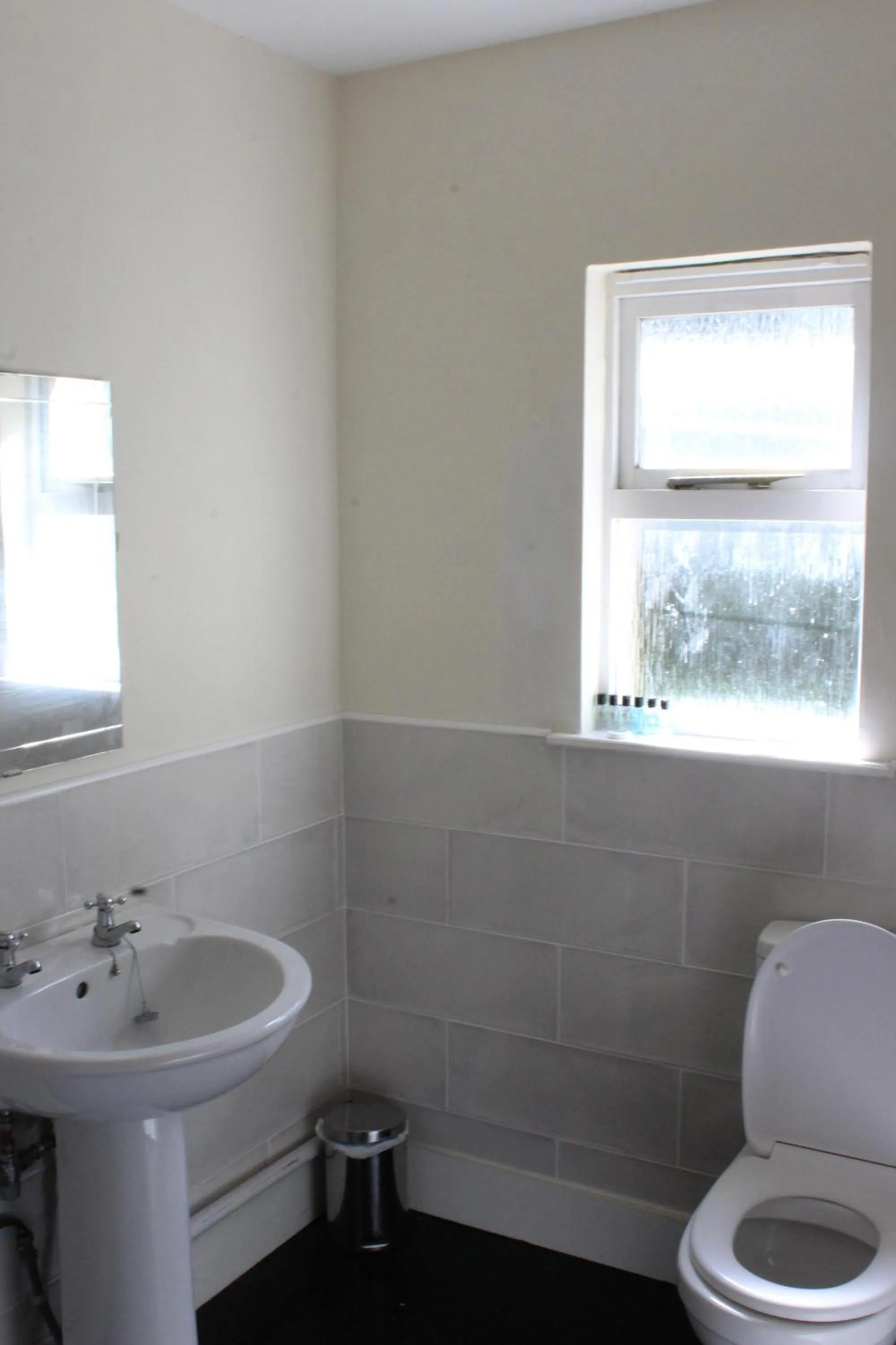 Toilet in Guestling Hall Hotel