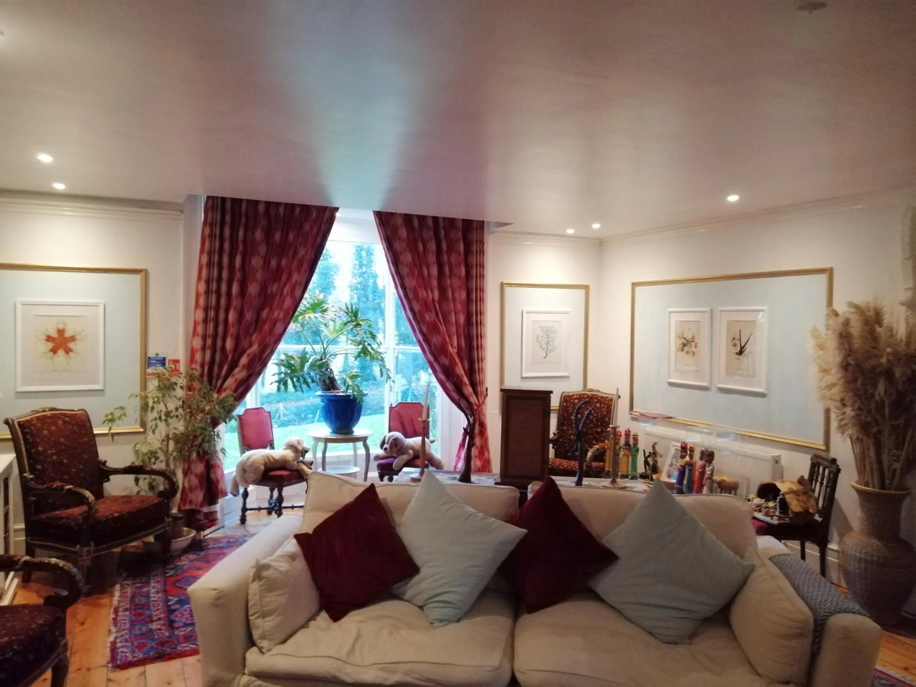 Communal lounge/ TV room in Guestling Hall Hotel