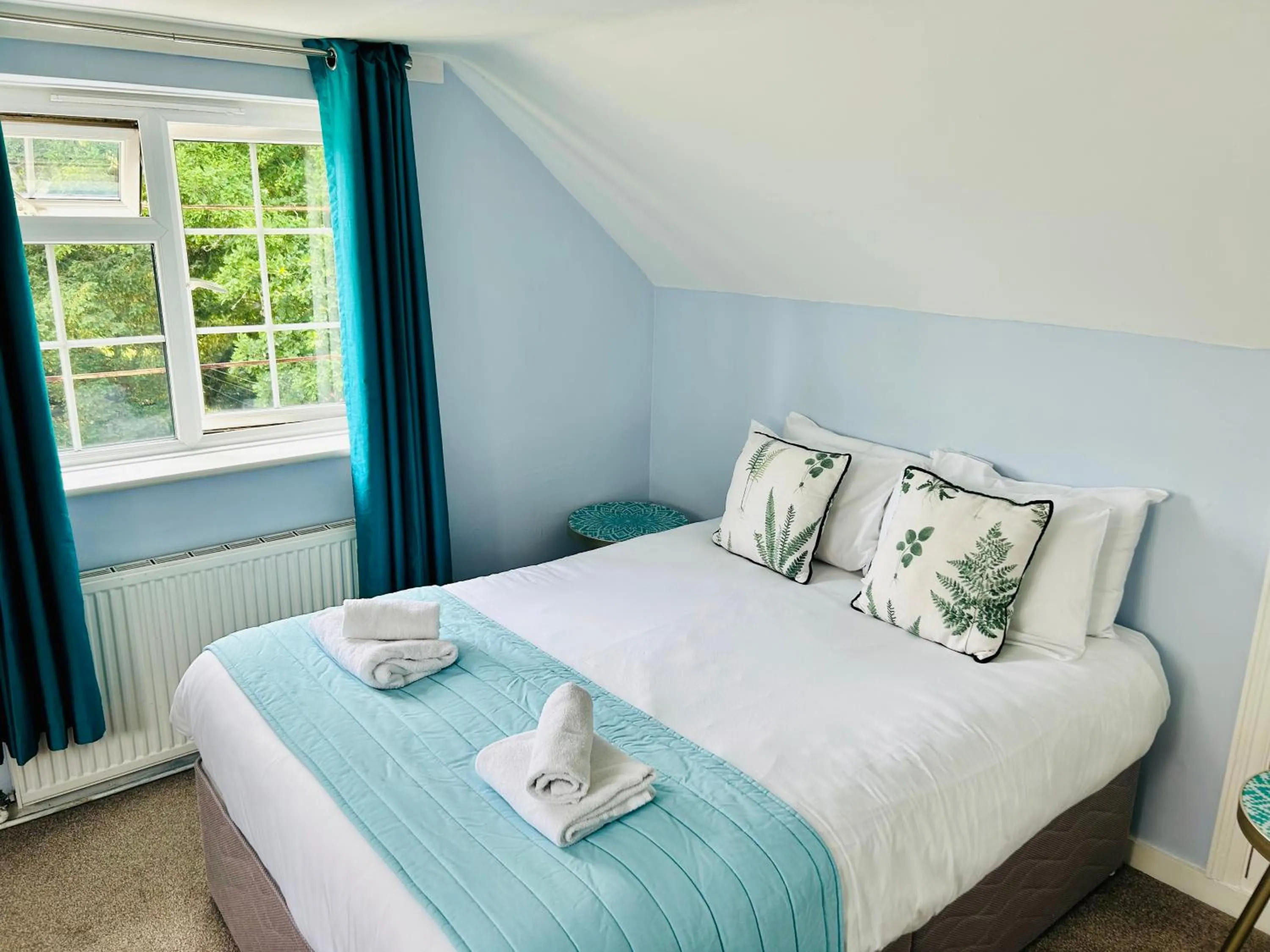 Bed in Guestling Hall Hotel