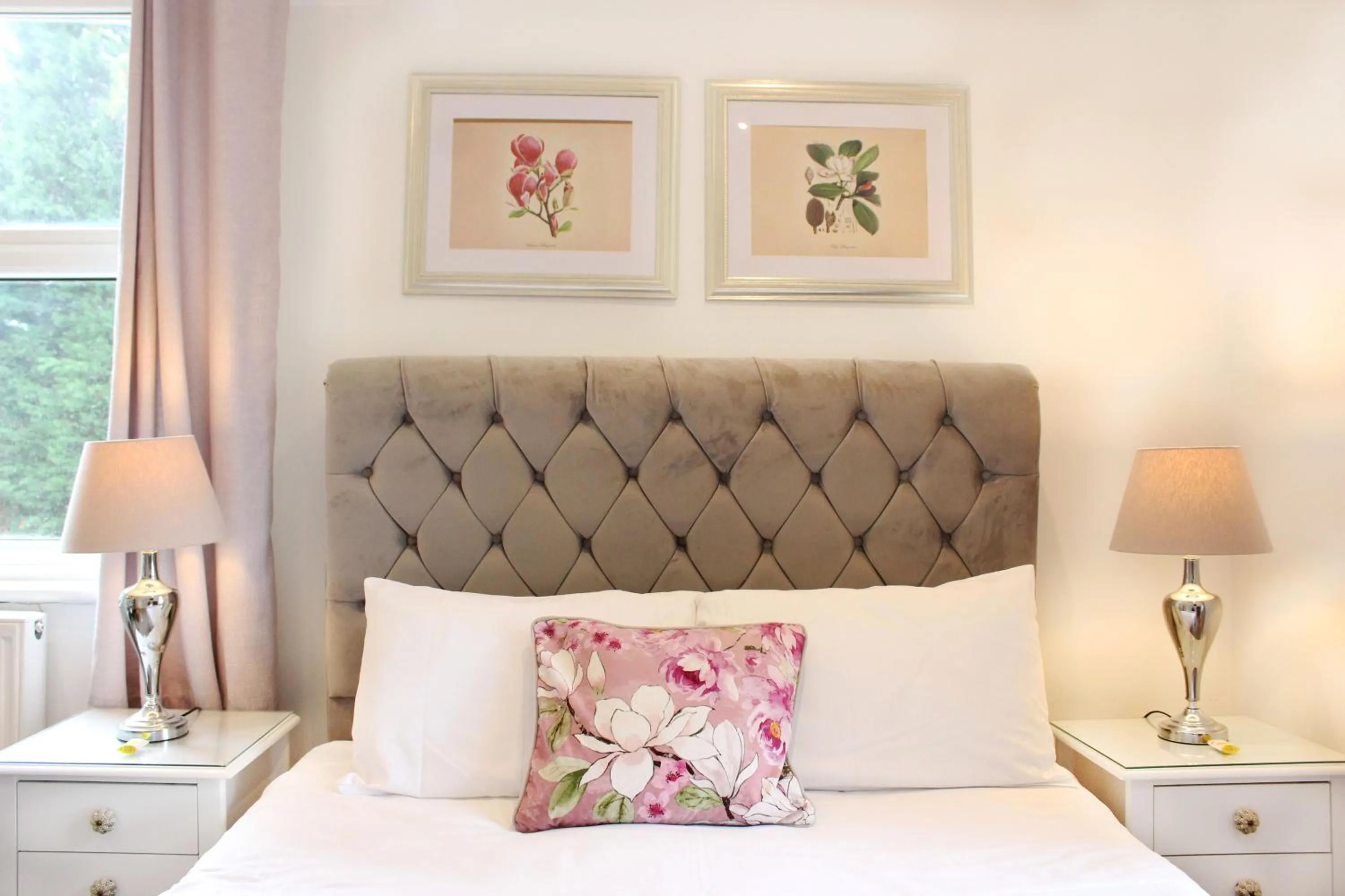 Bed in Guestling Hall Hotel