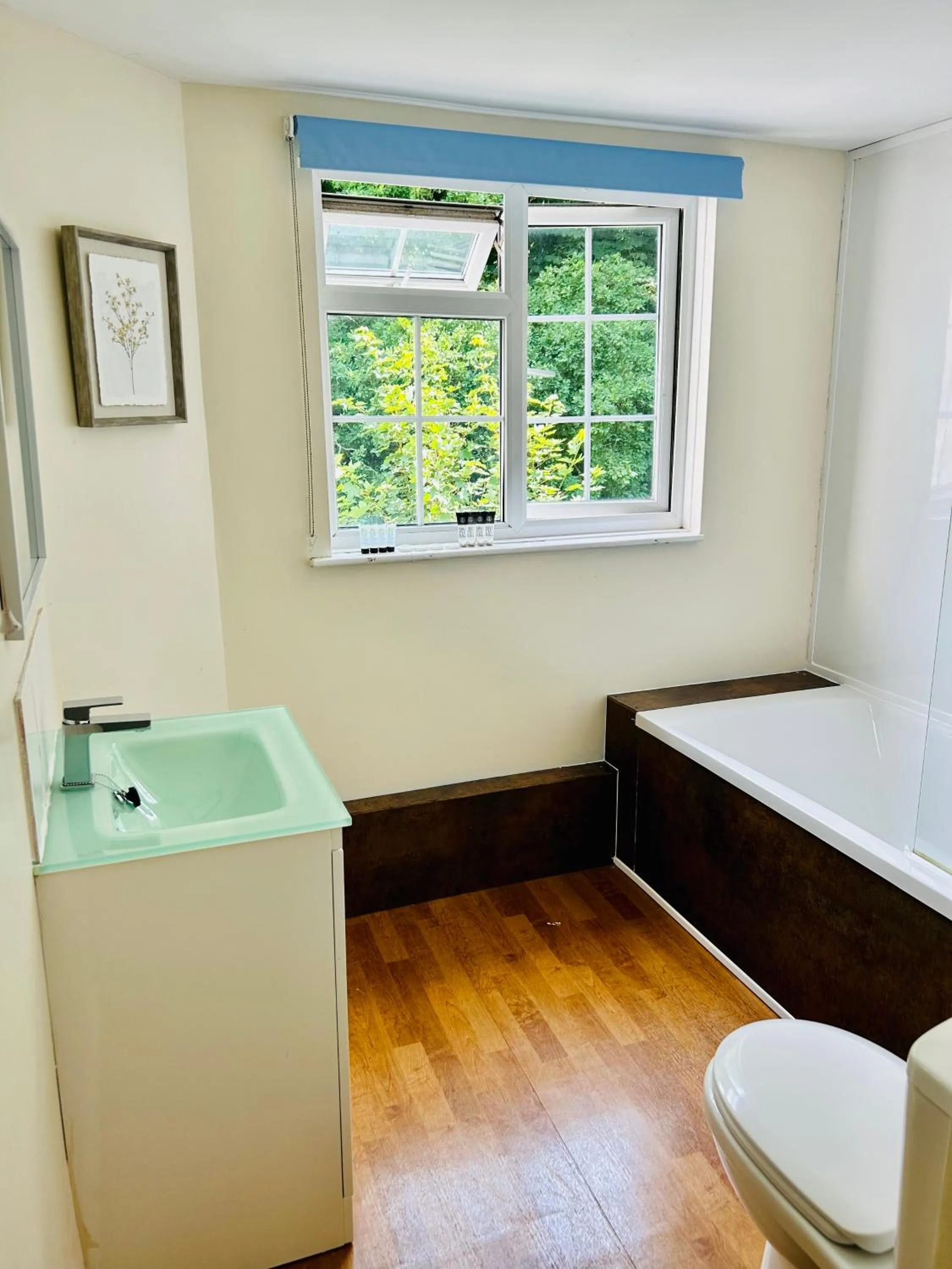 Bathroom, Bed in Guestling Hall Hotel