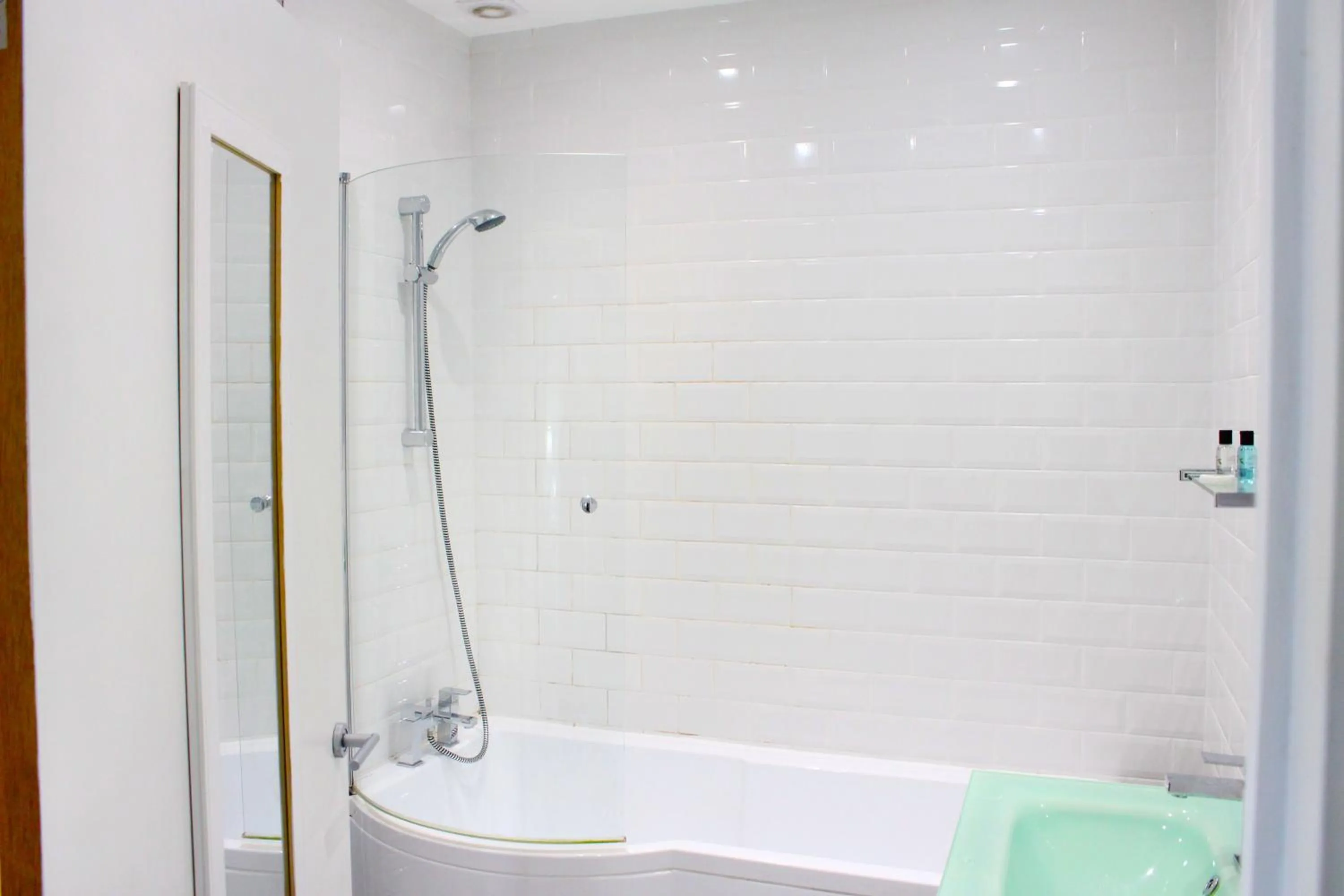 Shower in Guestling Hall Hotel