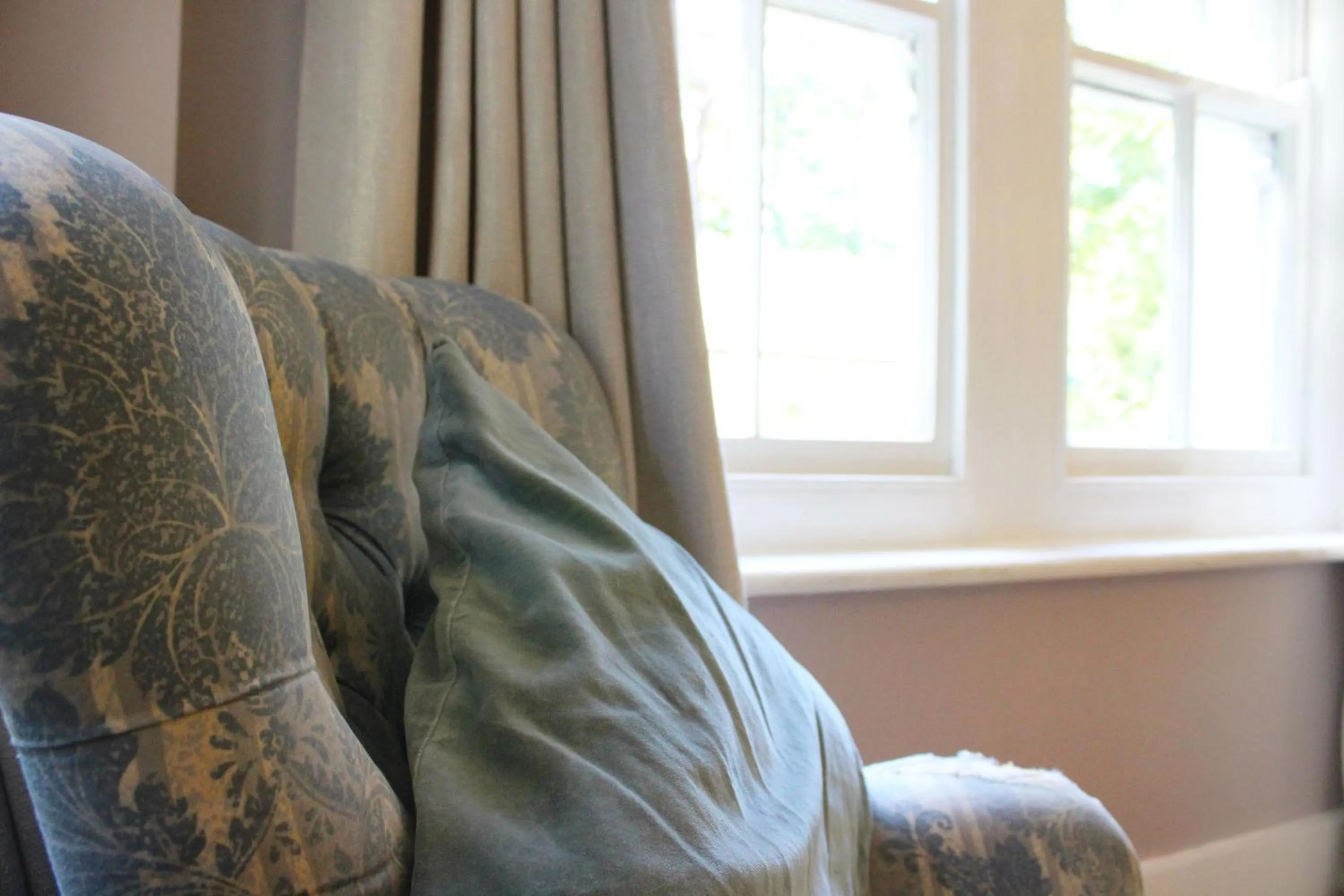 Seating area in Guestling Hall Hotel