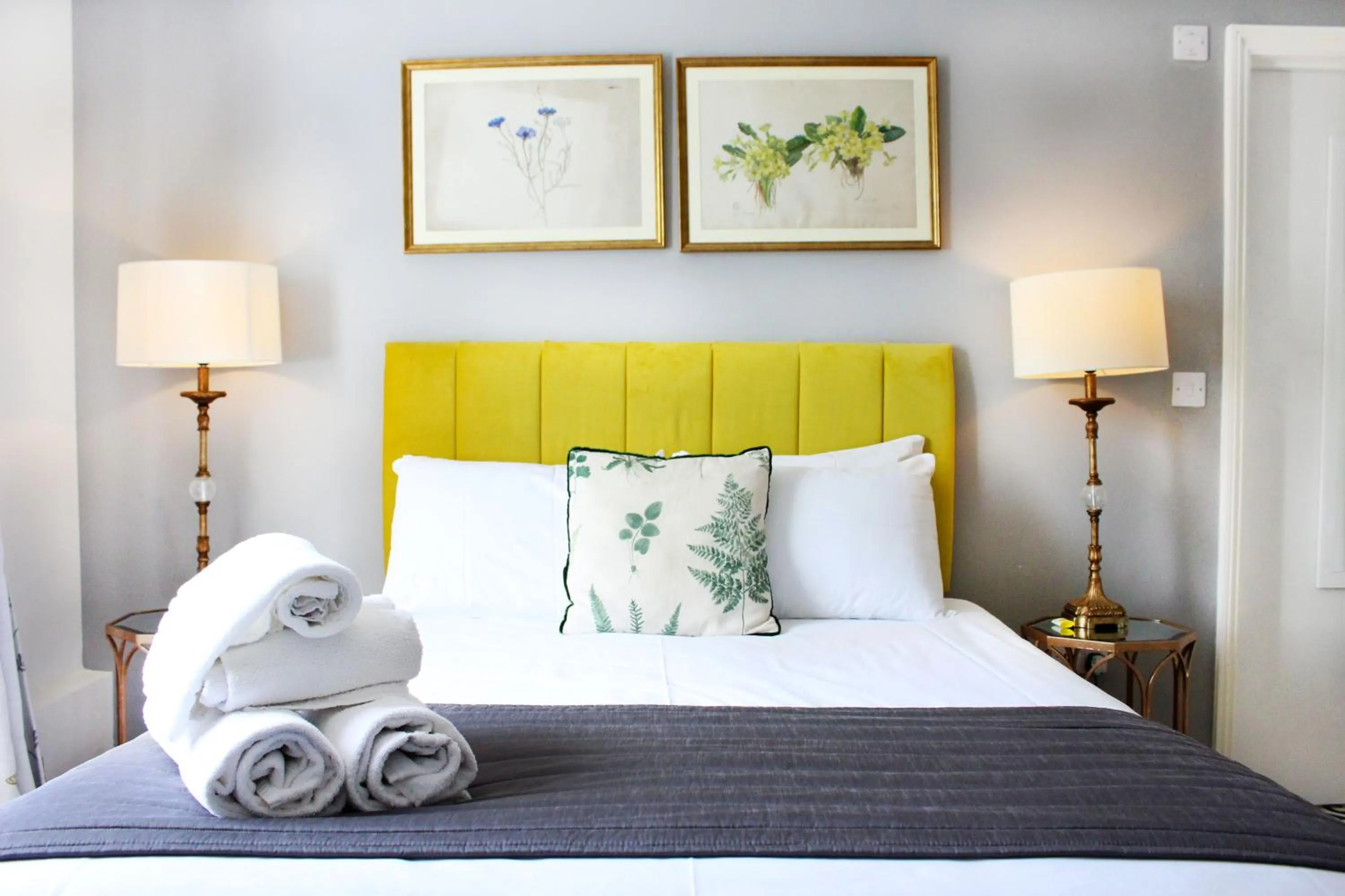 Bed in Guestling Hall Hotel