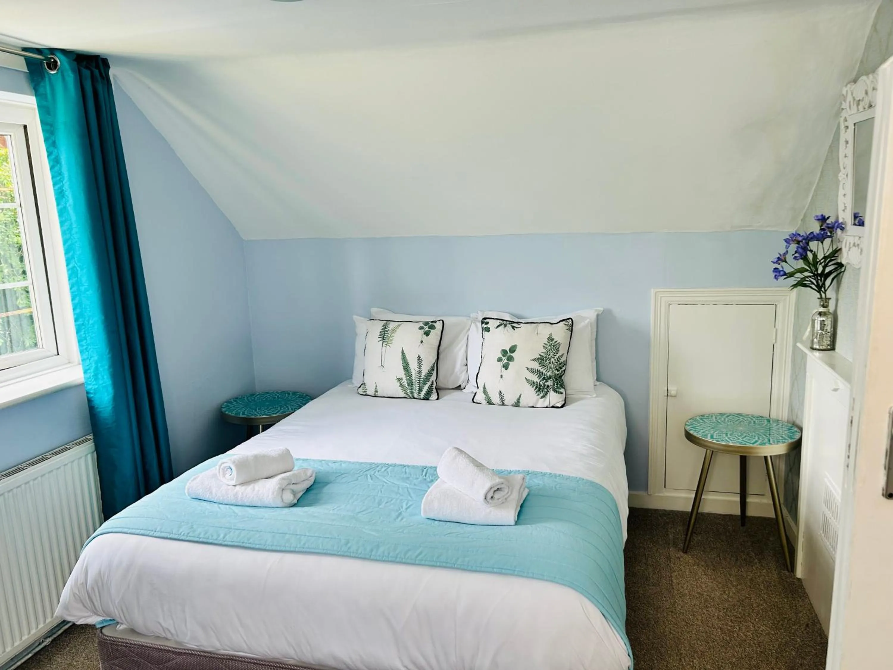 Bed in Guestling Hall Hotel