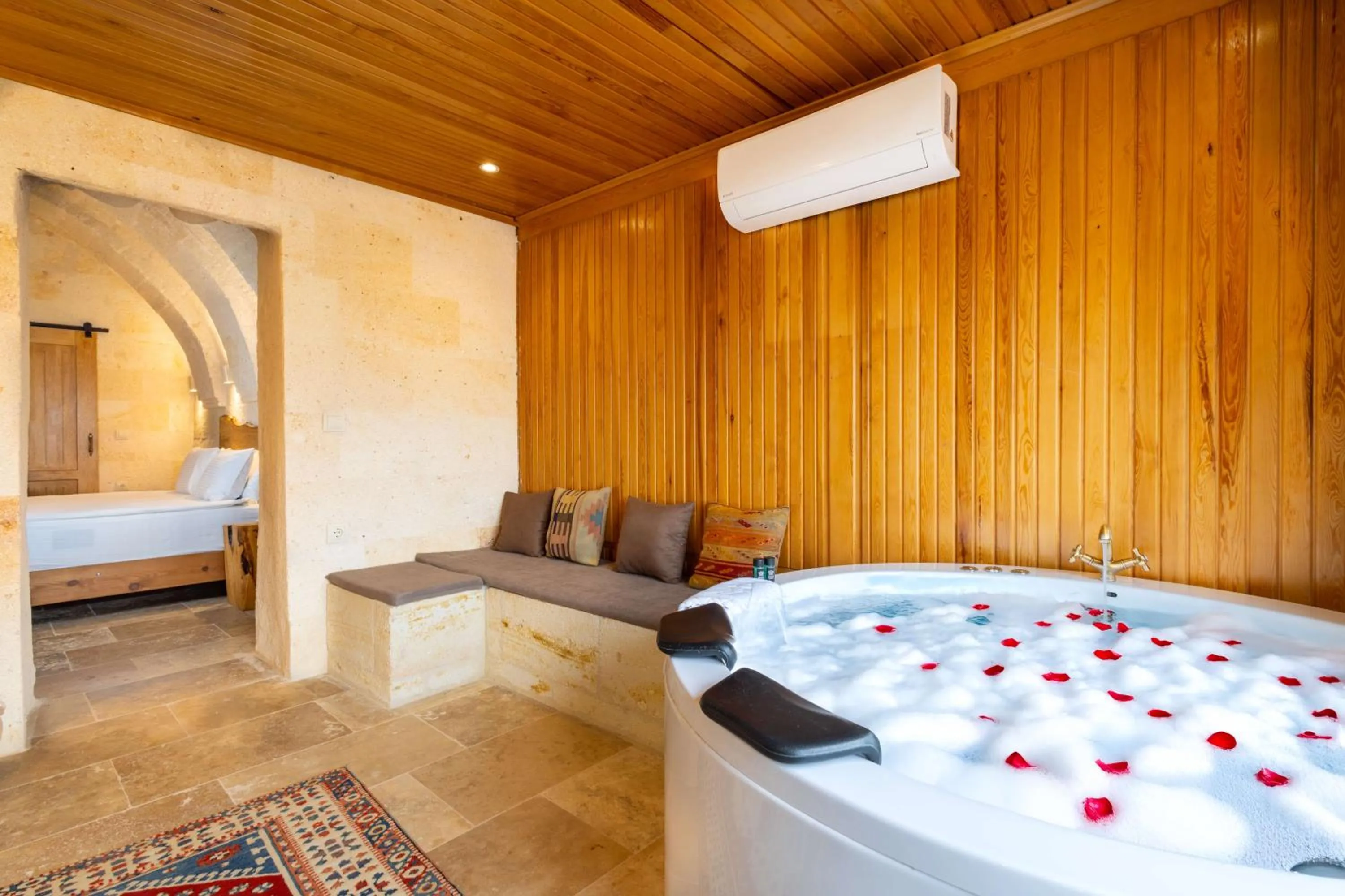 Hot Tub, Bed in Arinna Cappadocia
