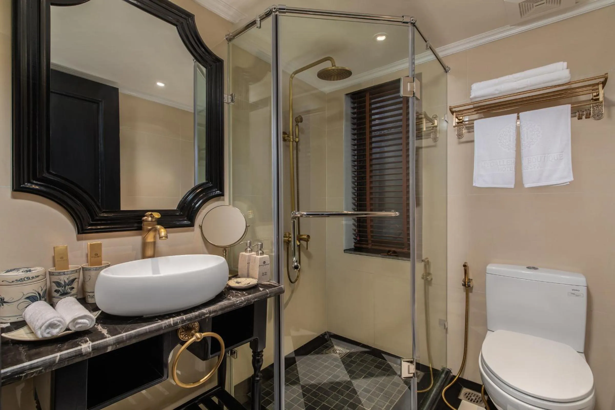 Shower in My Gallery Boutique Hotel & Spa