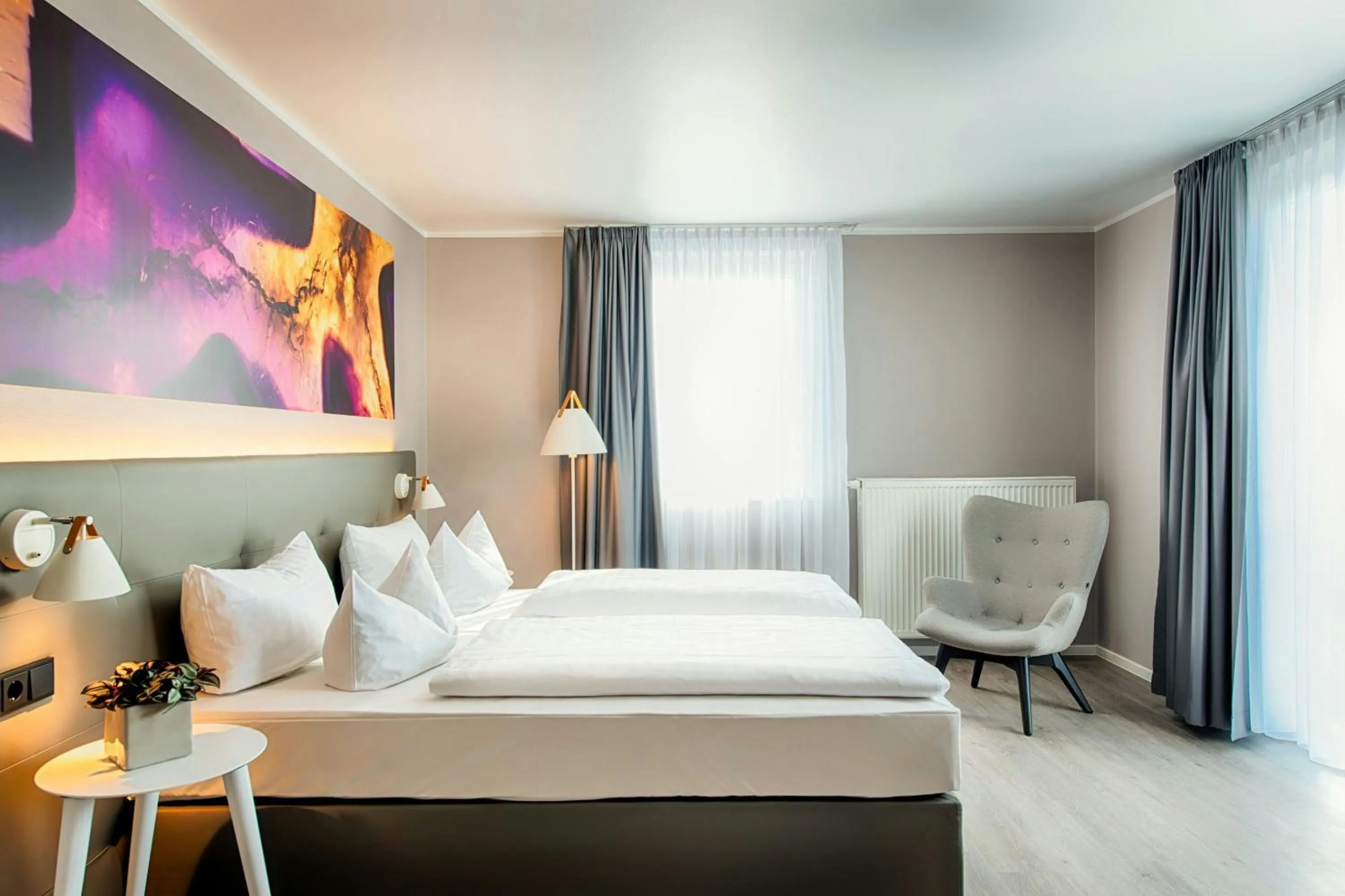 Photo of the whole room, Bed in Four Points by Sheraton Offenbach Plaza