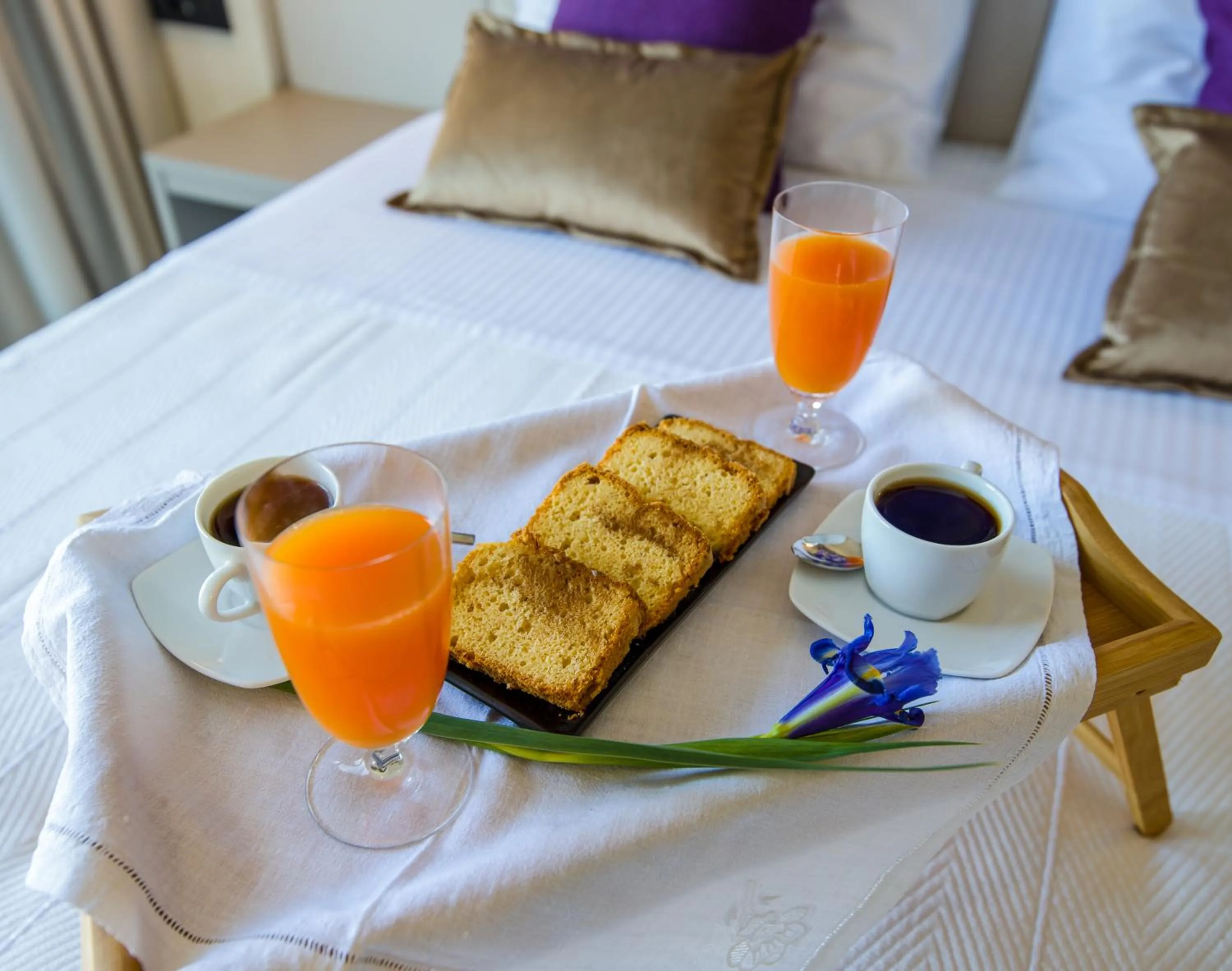 Food and drinks, Bed in Incognito Creta Luxury Suites and More