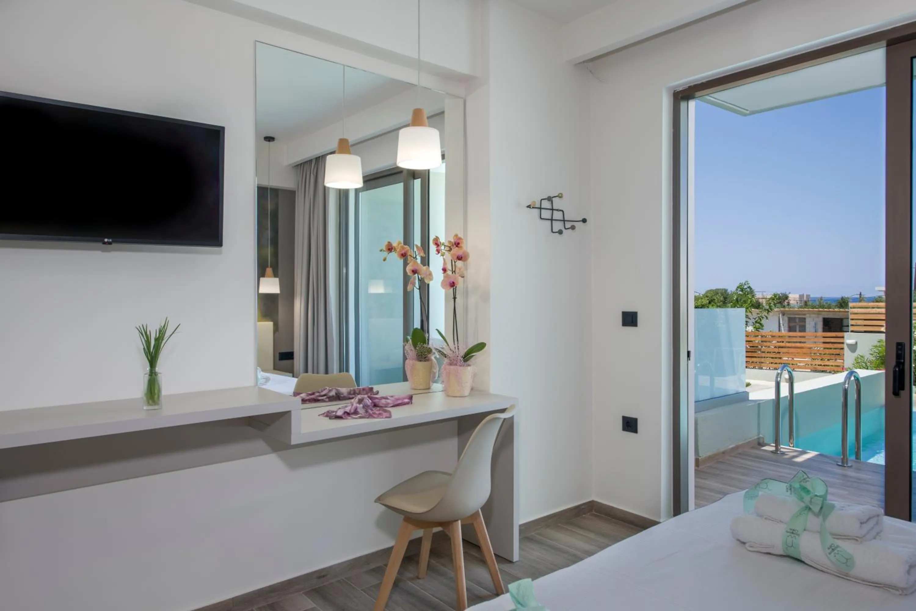 TV and multimedia in Incognito Creta Luxury Suites and More