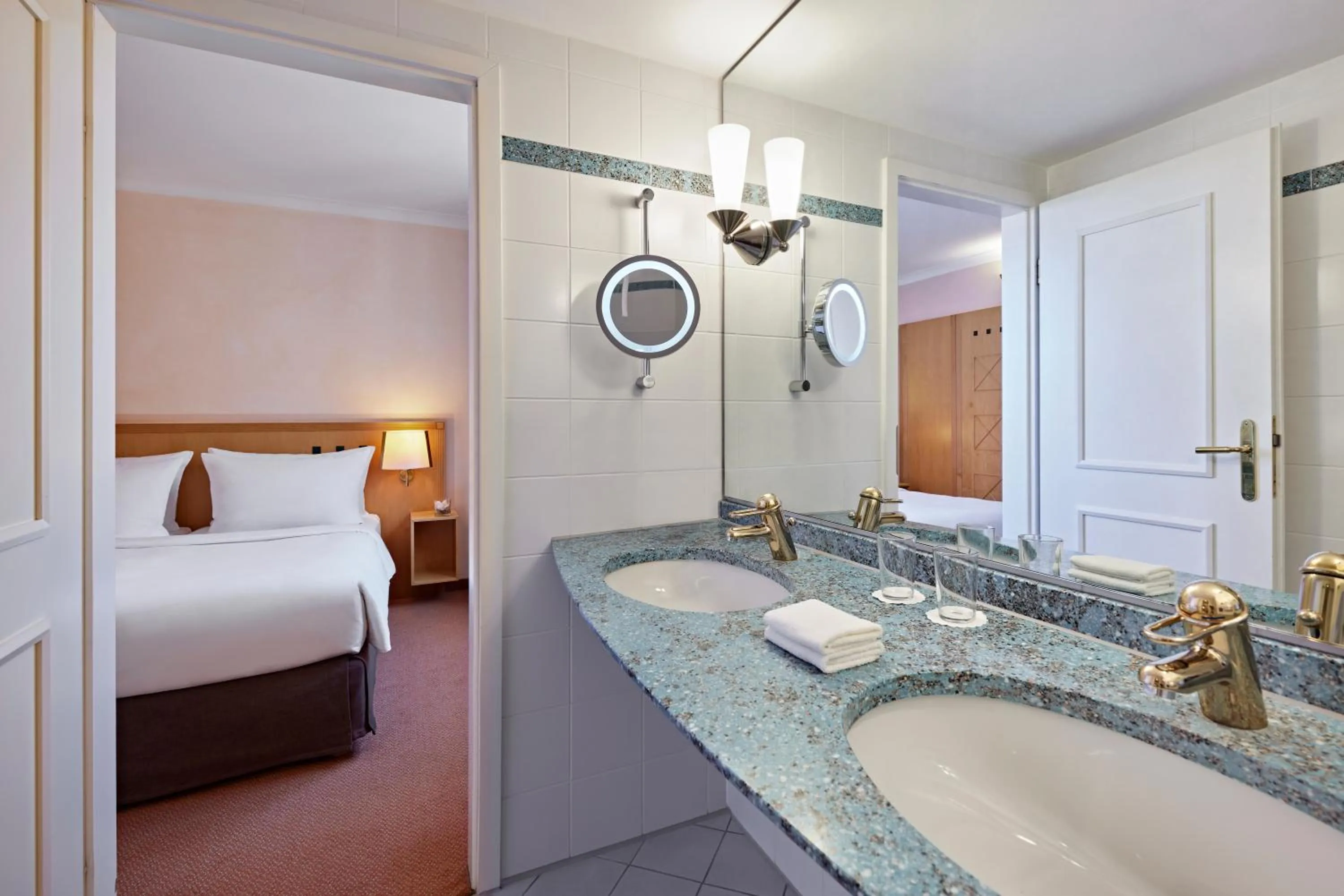 Bathroom, Bed in Golf- und Sporthotel Wiesensee
