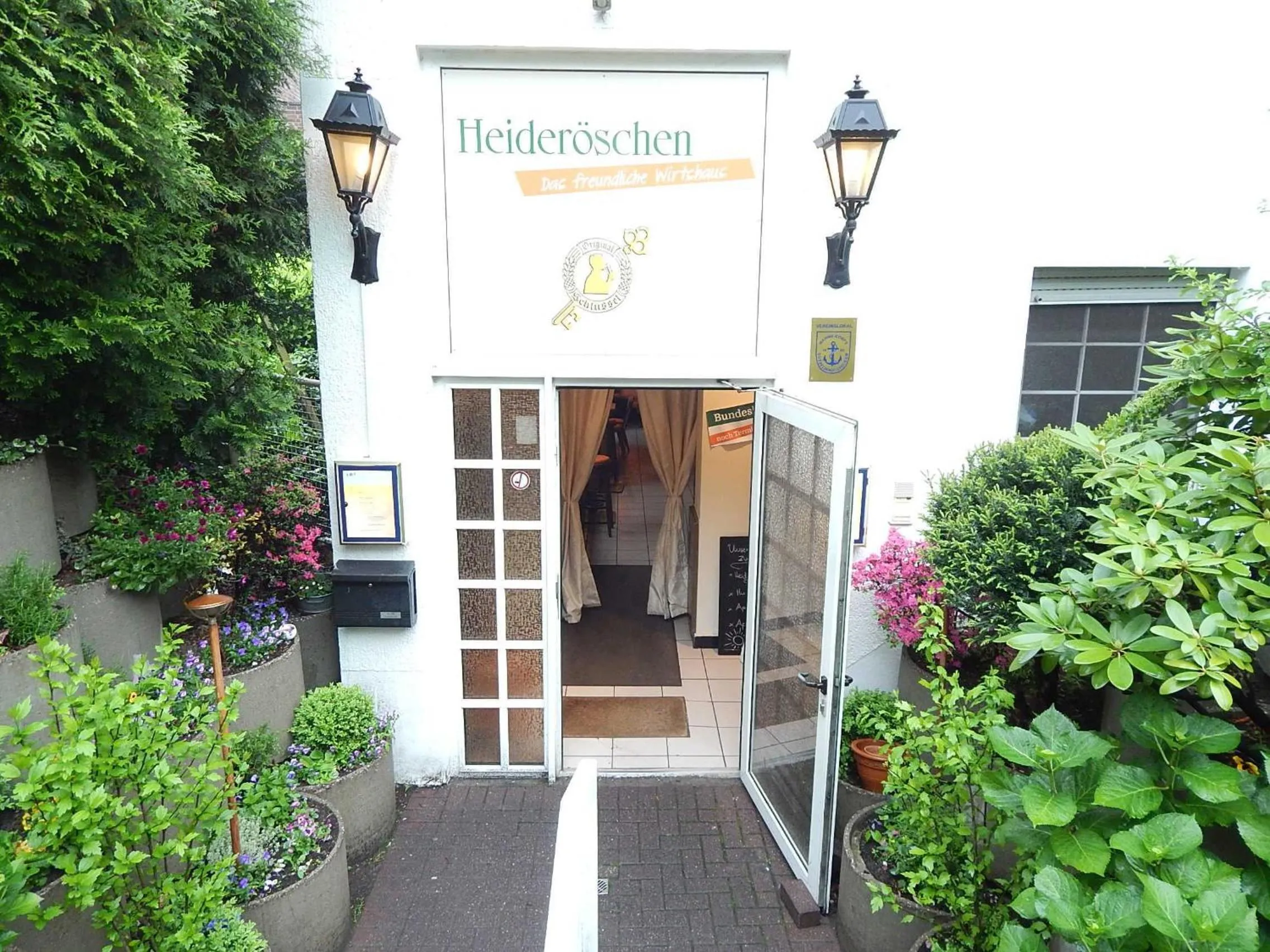 Restaurant/places to eat in Airport Fashion Hotel