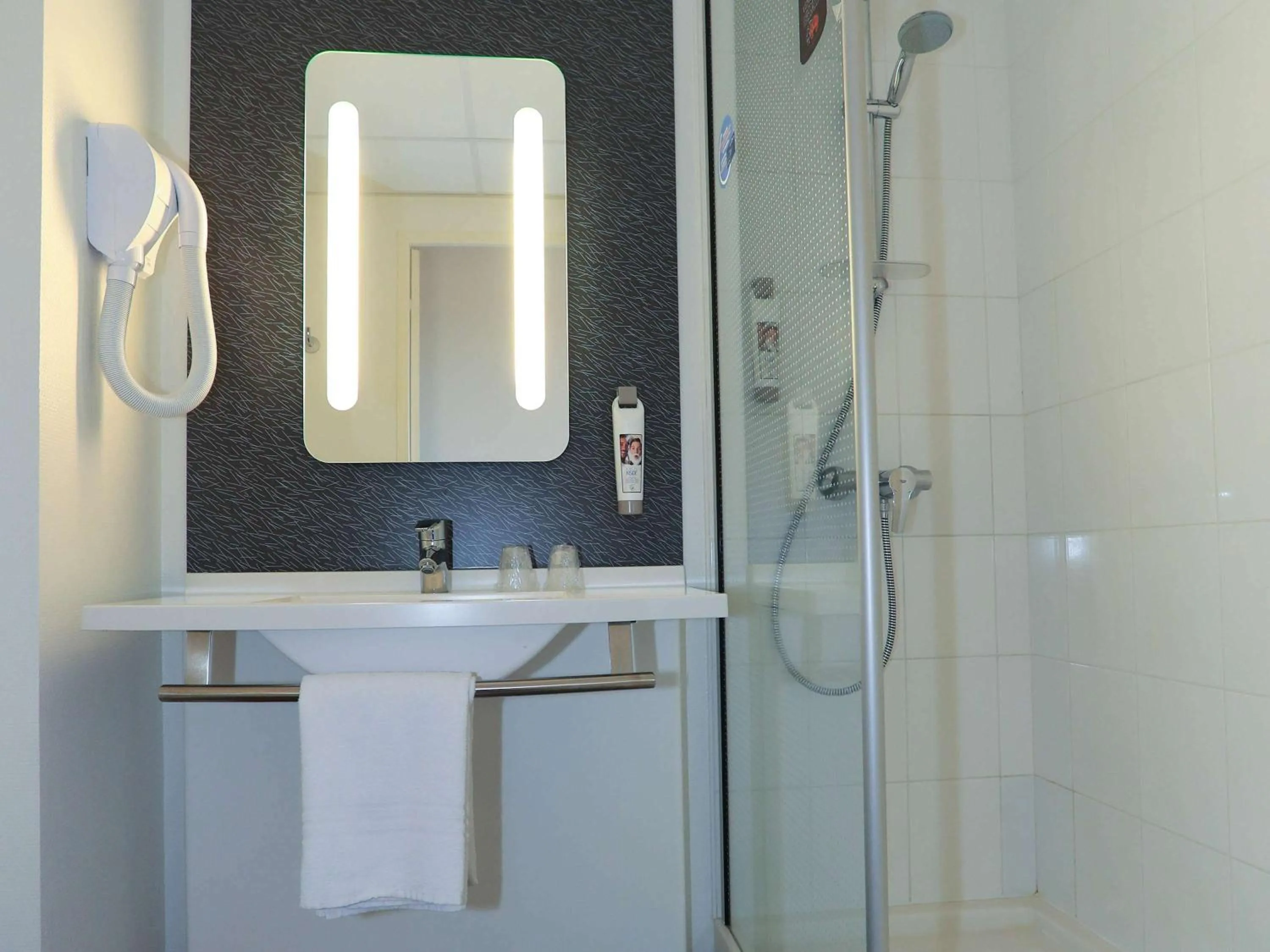 Photo of the whole room in ibis Aurillac