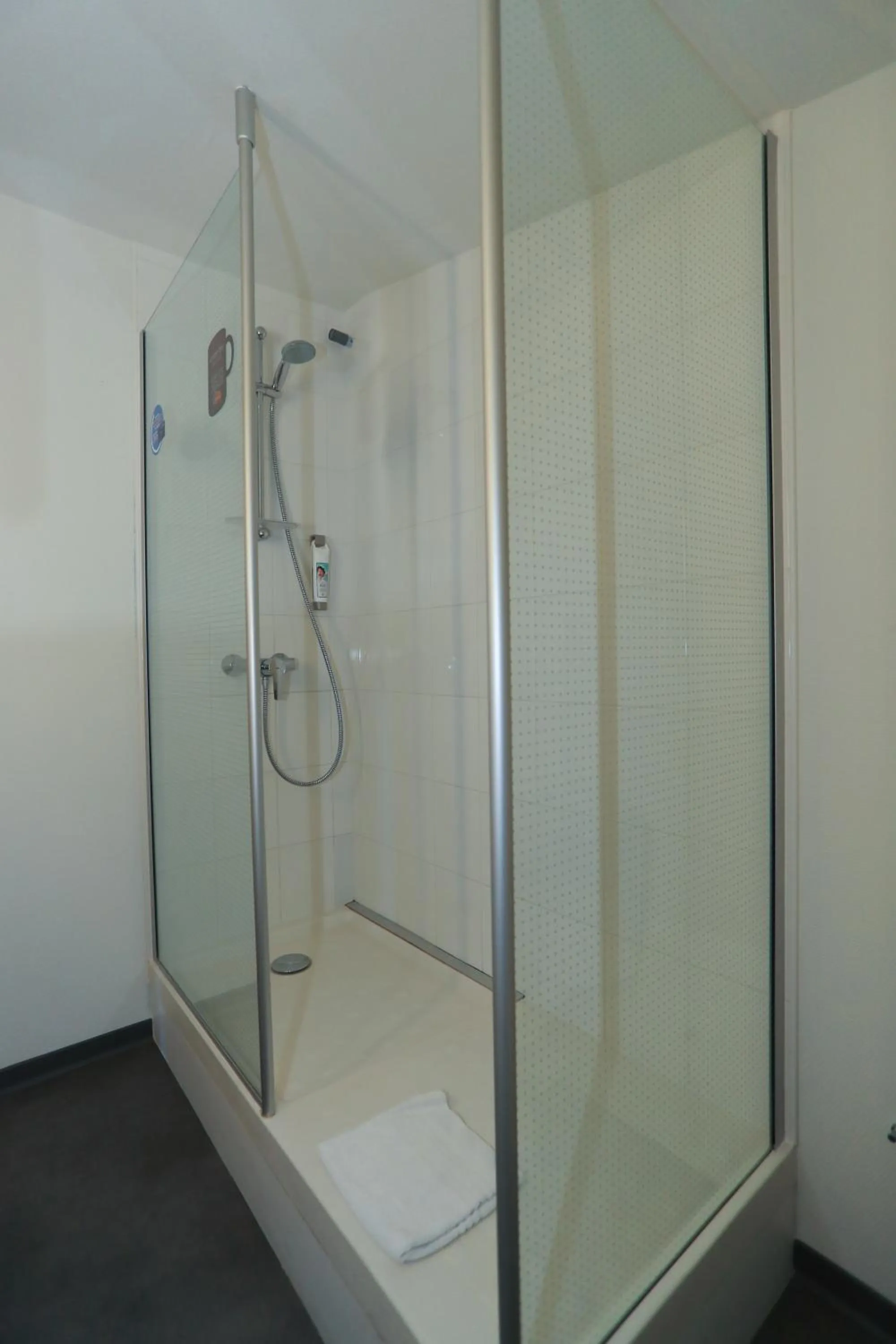 Shower in ibis Aurillac
