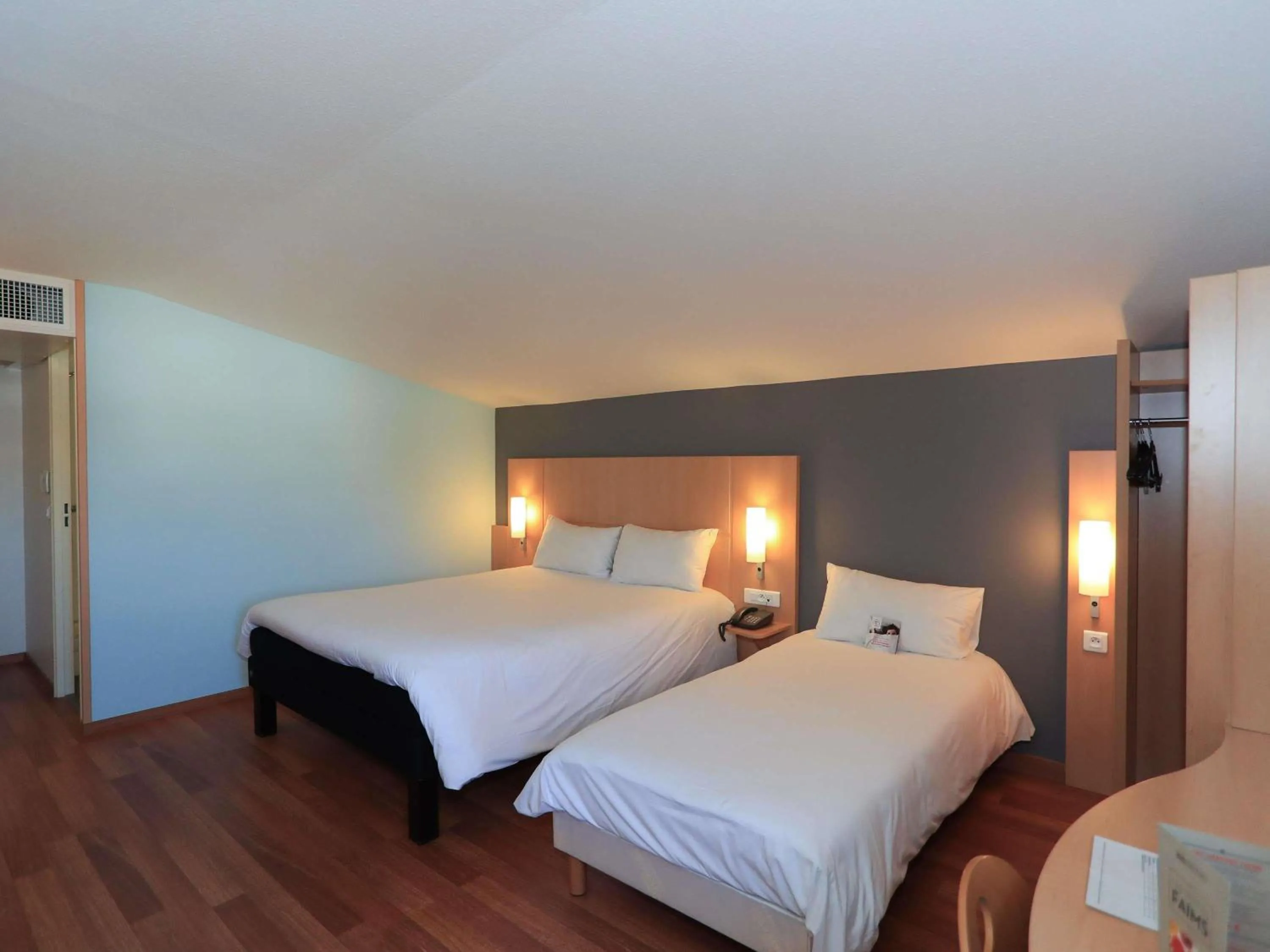 Bedroom, Bed in ibis Aurillac